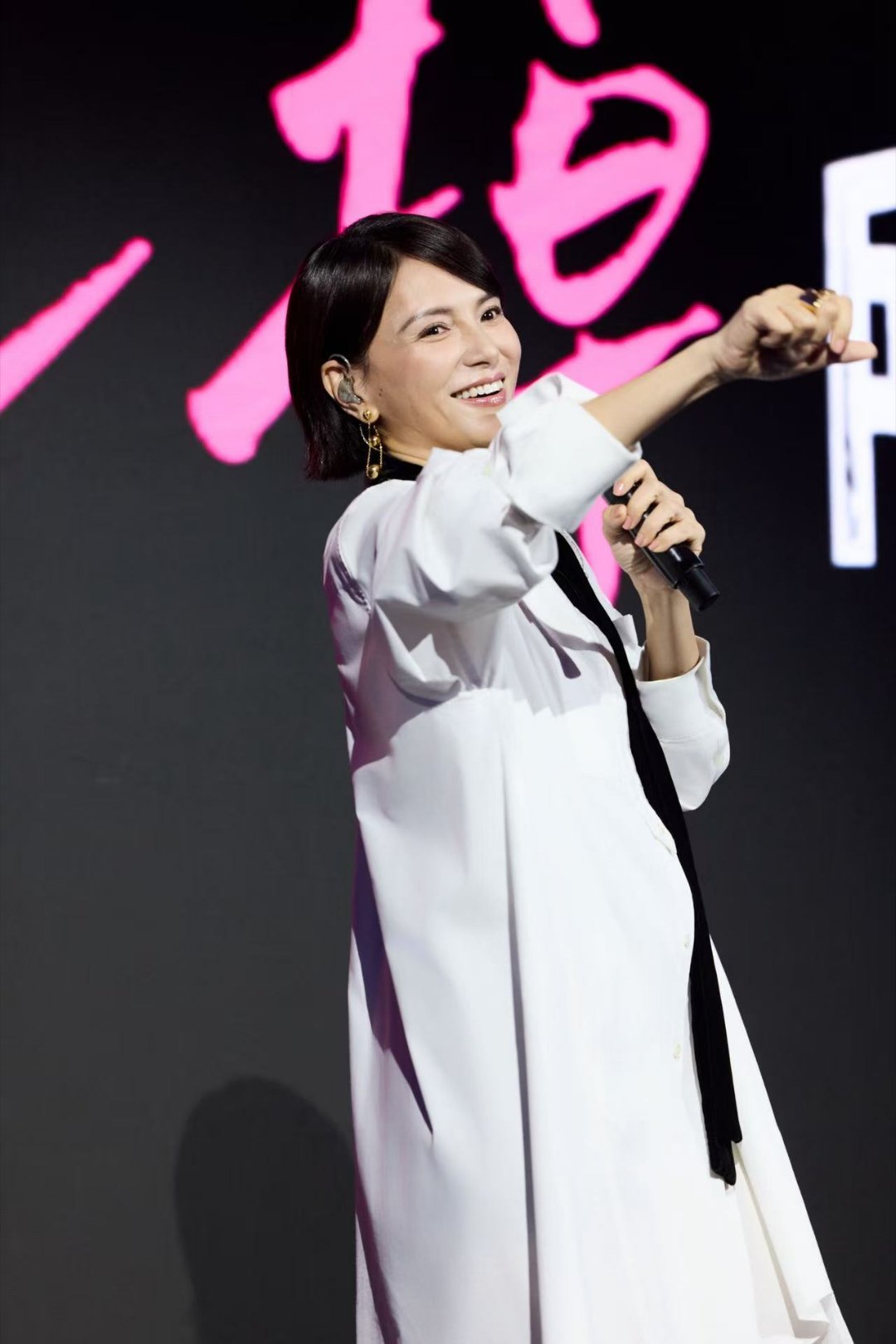 李心洁50岁状态 50岁活成冻龄标杆！李心洁活动亮相状态绝了，清澈眼神一如当年，