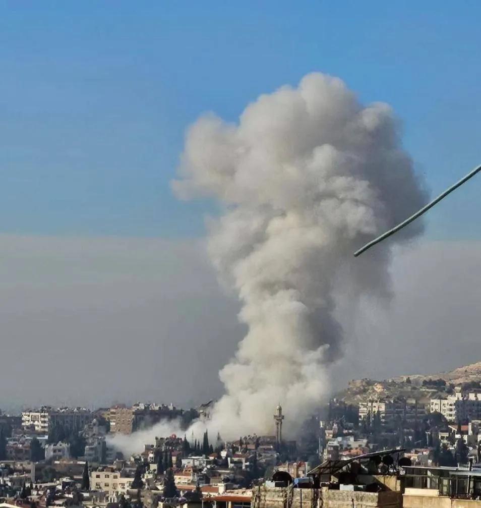 根据媒体报道，犹太军队对叙首都大马士革西部的居民区发动了空袭。并且造成了多人伤亡