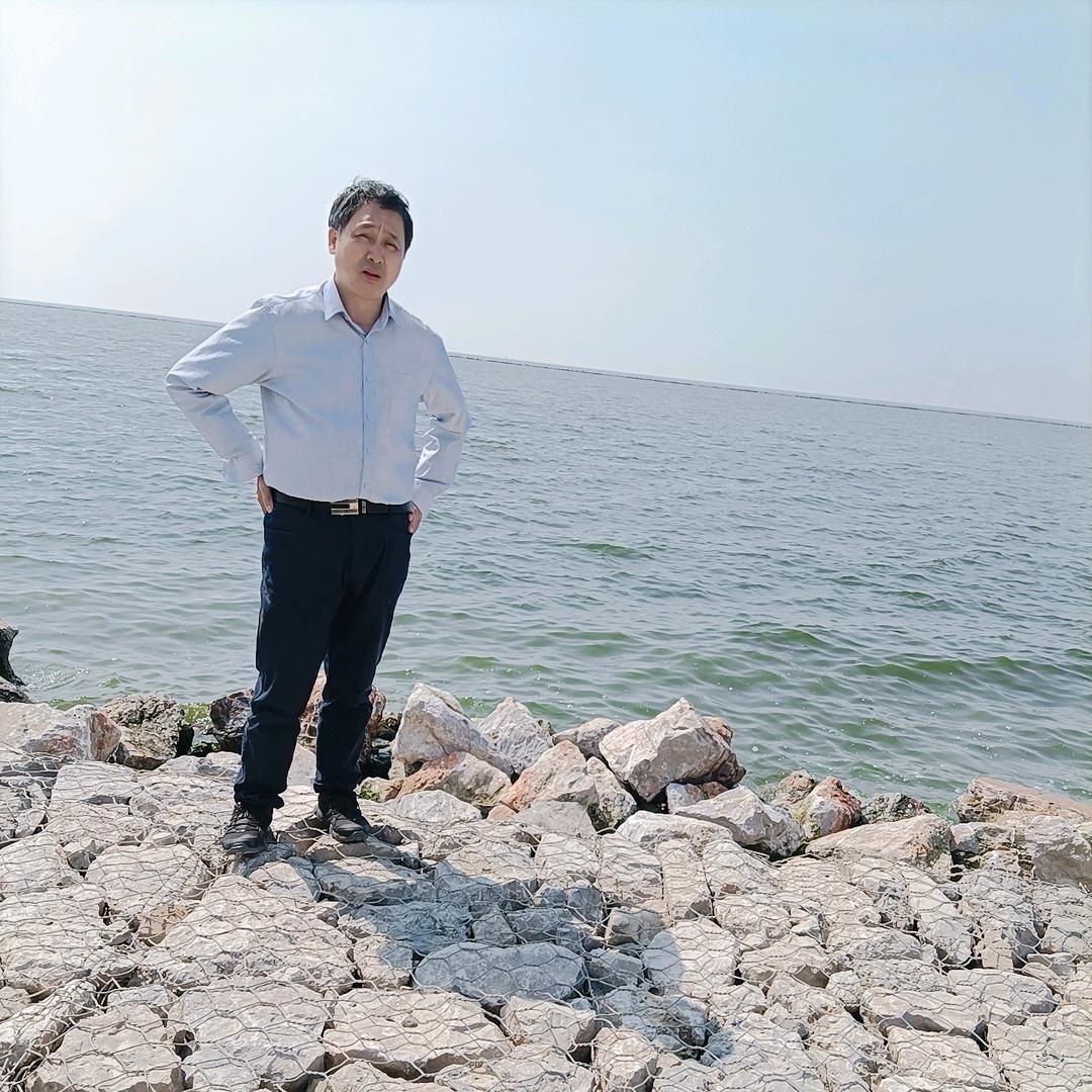 七律•浪游天下

随意随心/赋
一蓑烟雨寄人生，松竹霜摧叶自荣；
既要向天横笔画