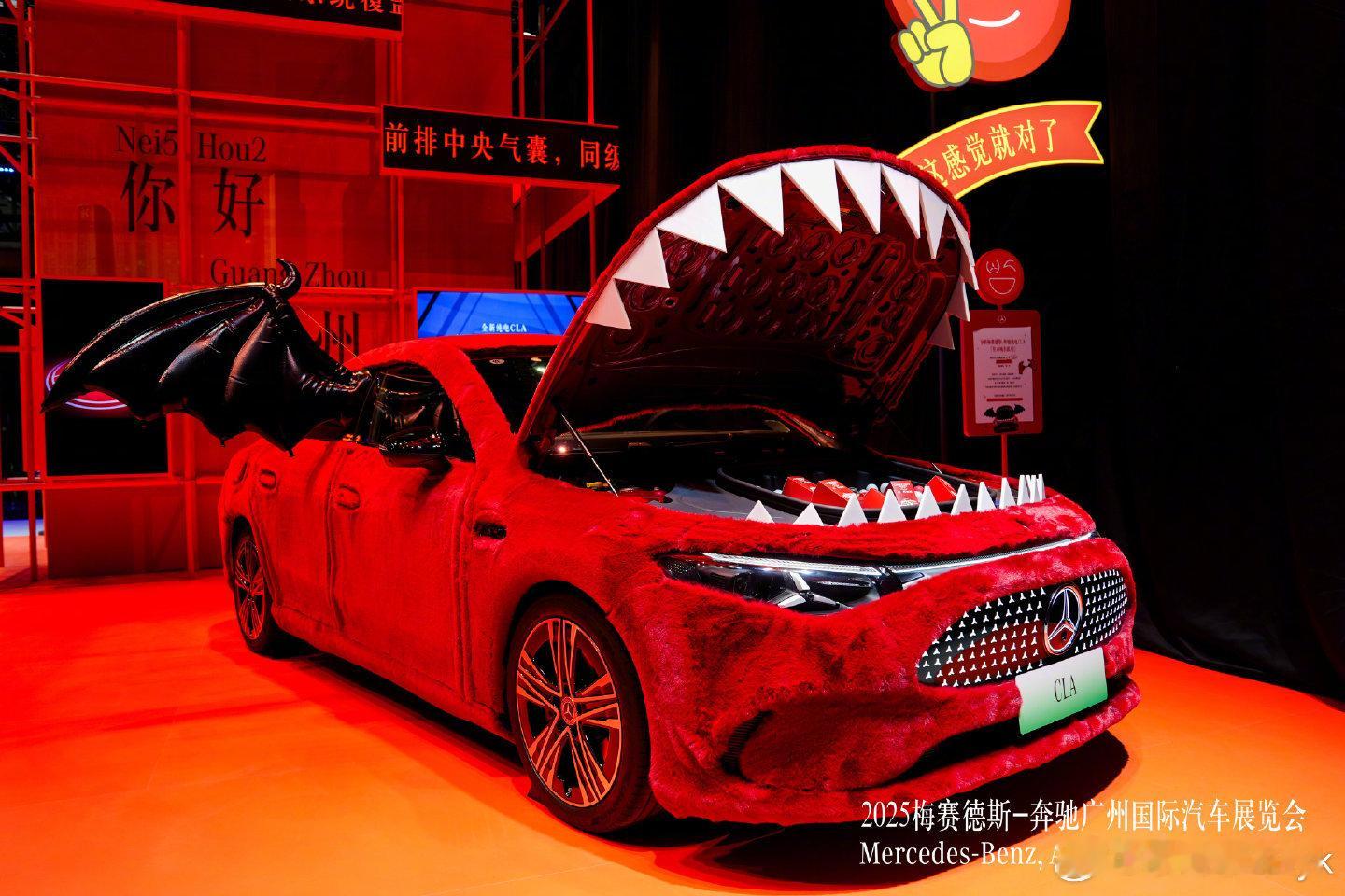 奔驰通过概念与量产车双线展示未来出行。AMG GT XX概念车搭载F1技术，以千