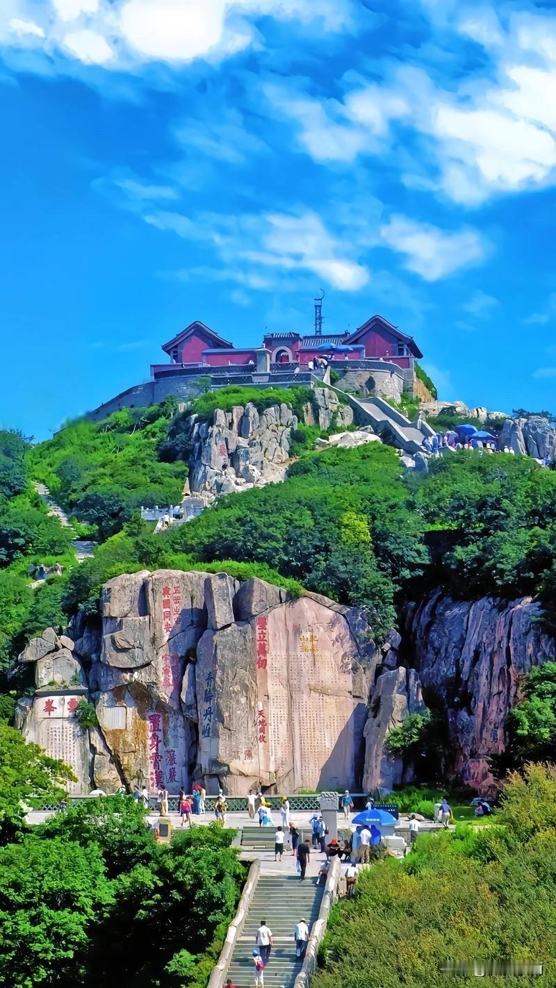 泰山是世界文化与自然双重遗产，位于山东省泰安市区，论自然环境，植被景观不算很丰富