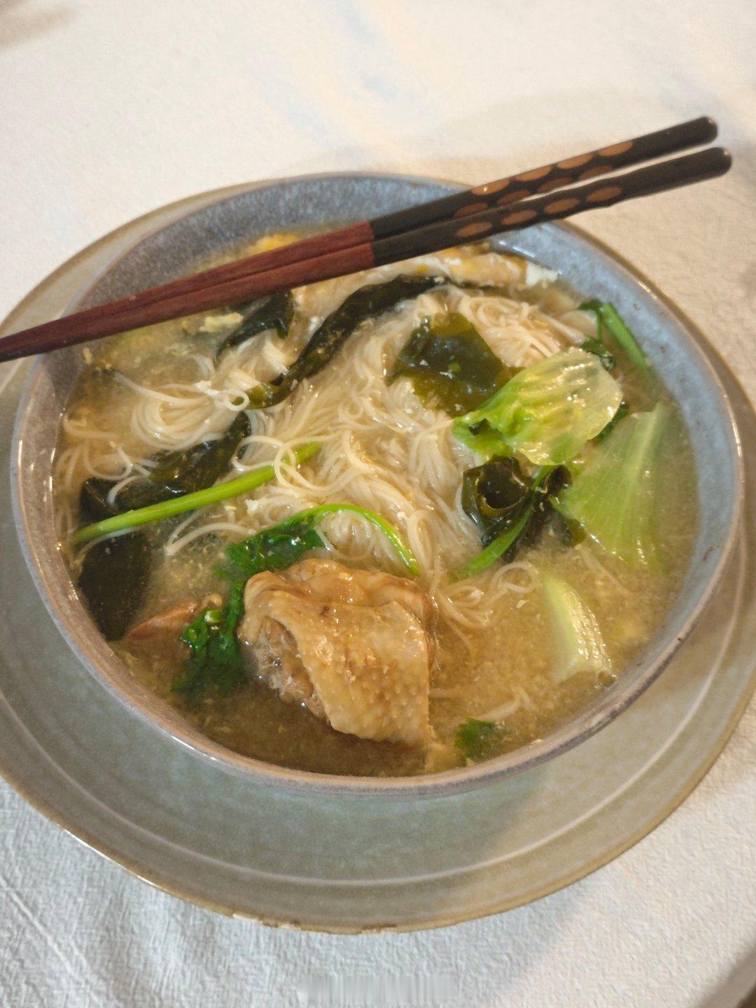 昨晚做饭大家把菜吃光了，只剩一块鸡肉和一点汤，本来打算倒掉的因为只有一块了，但是