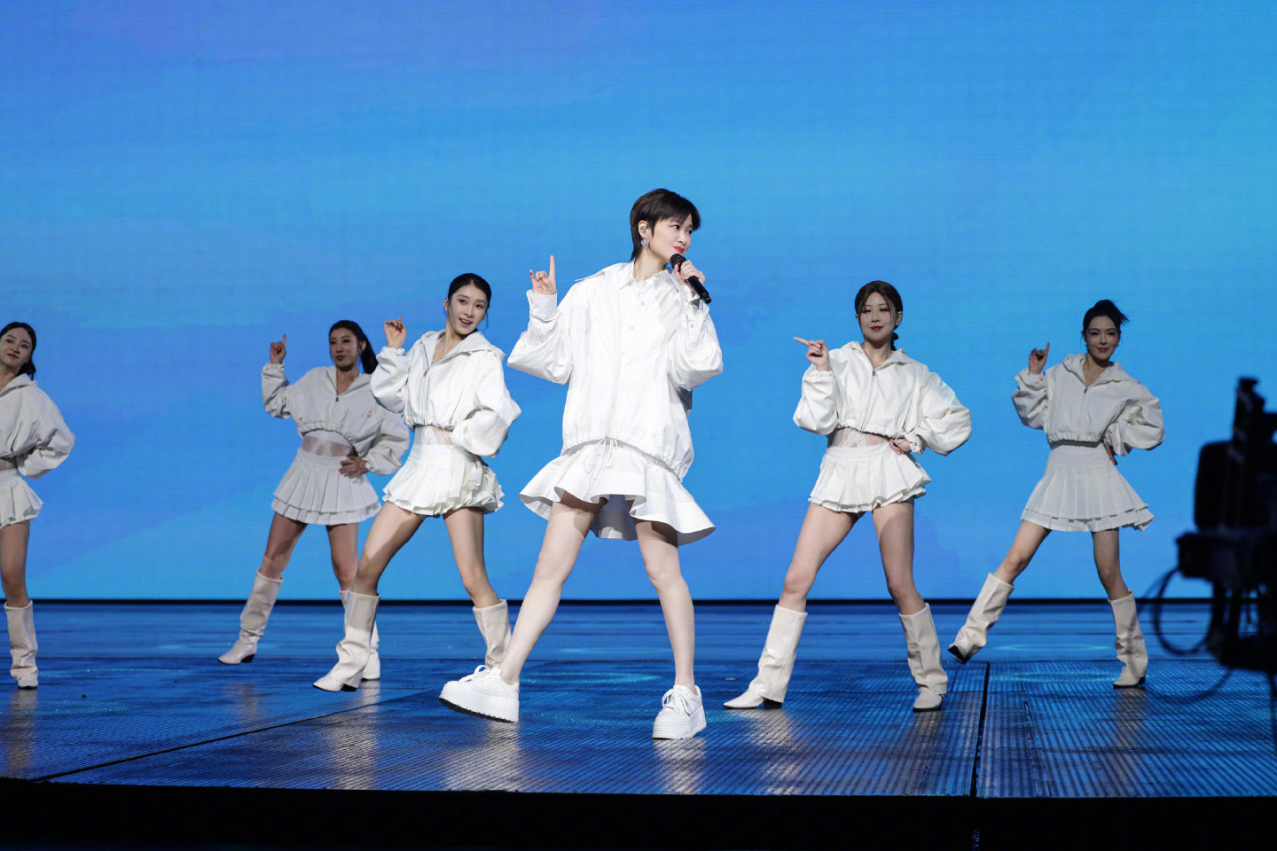 李宇春山东春晚3个舞台看爽了 视听双绝！李宇春解锁连唱福利，《下个，路口，见》温