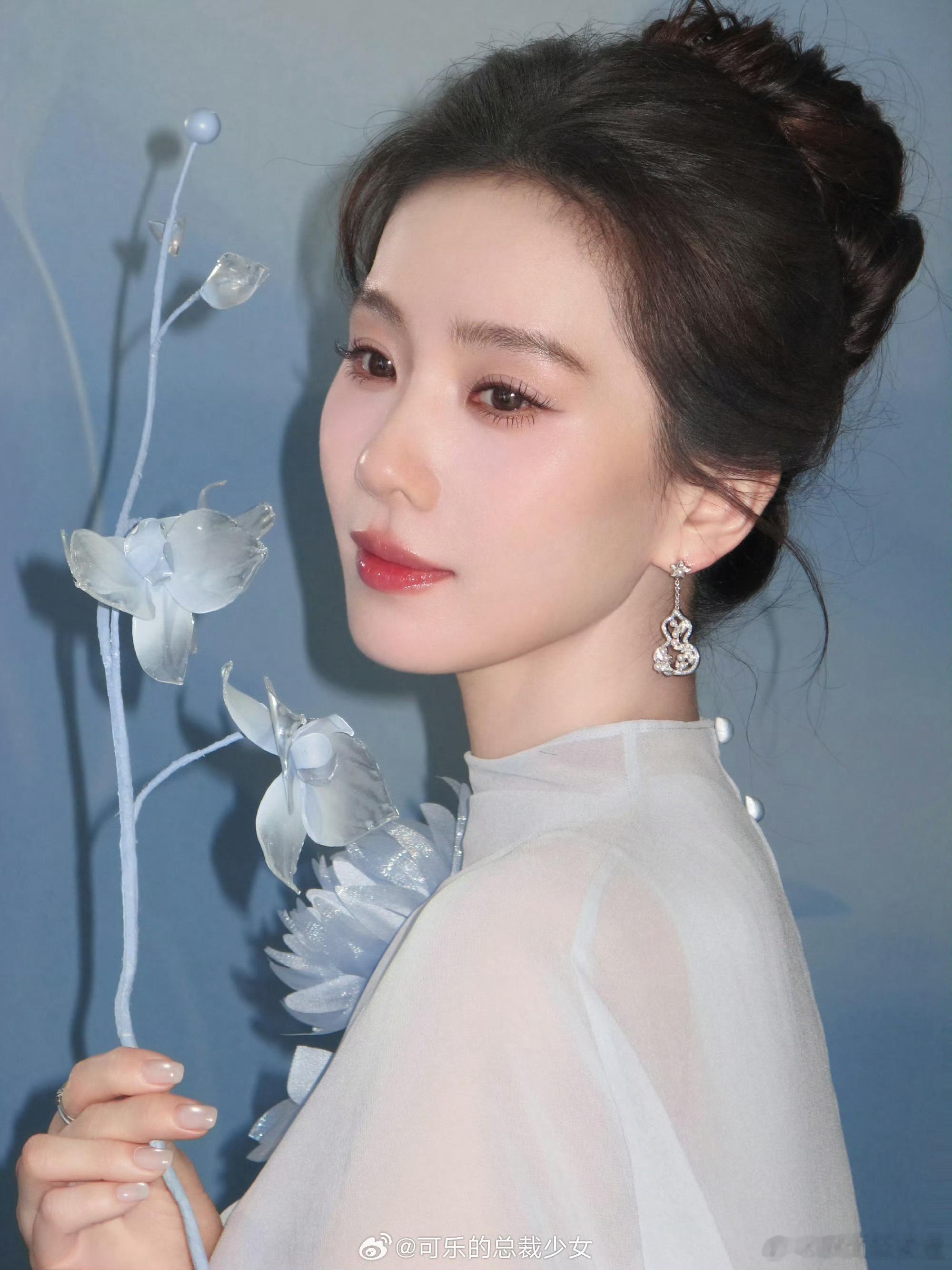 刘诗诗是懂娃衣的刘诗诗简直是娃衣界的审美担当！她挑选或搭配的娃衣，精致又时尚，每