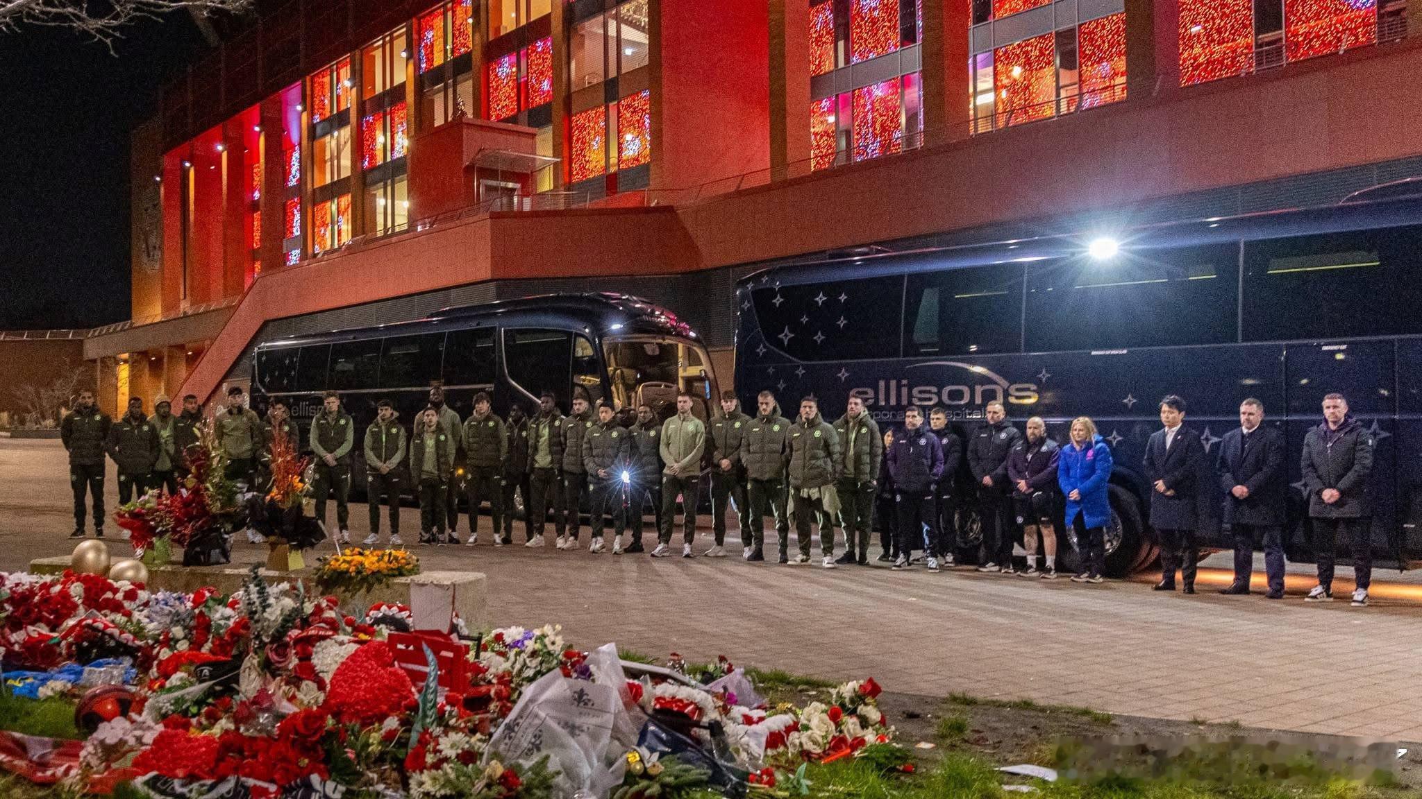 今晚，狼队全队在安菲尔德球场向若塔致奠哀思 