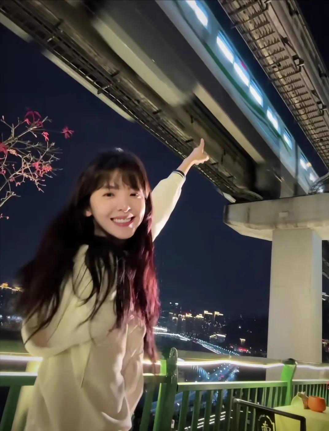 章若楠版重庆好奇宝宝！看到了重庆轻轨在天上飞好开心啊！在李子坝轻轨站等轻轨拍合照