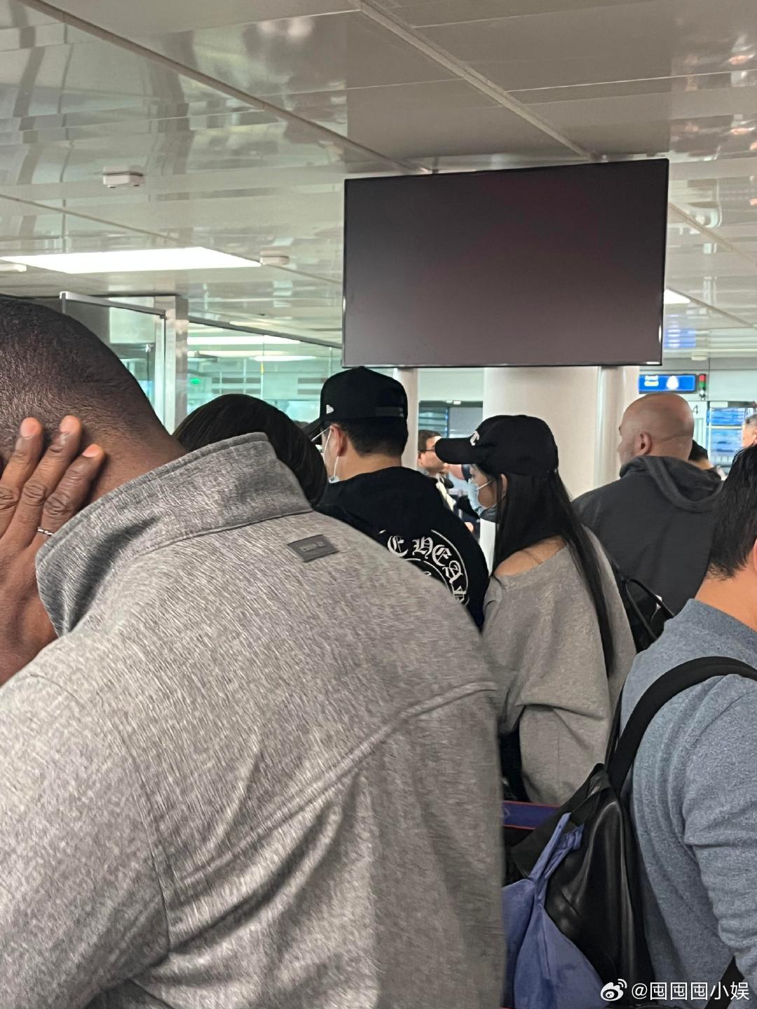 法国偶遇潘玮柏宣云潘玮柏宣云合体出行法国偶遇潘玮柏宣云，夫妻俩合体现身，穿搭简约