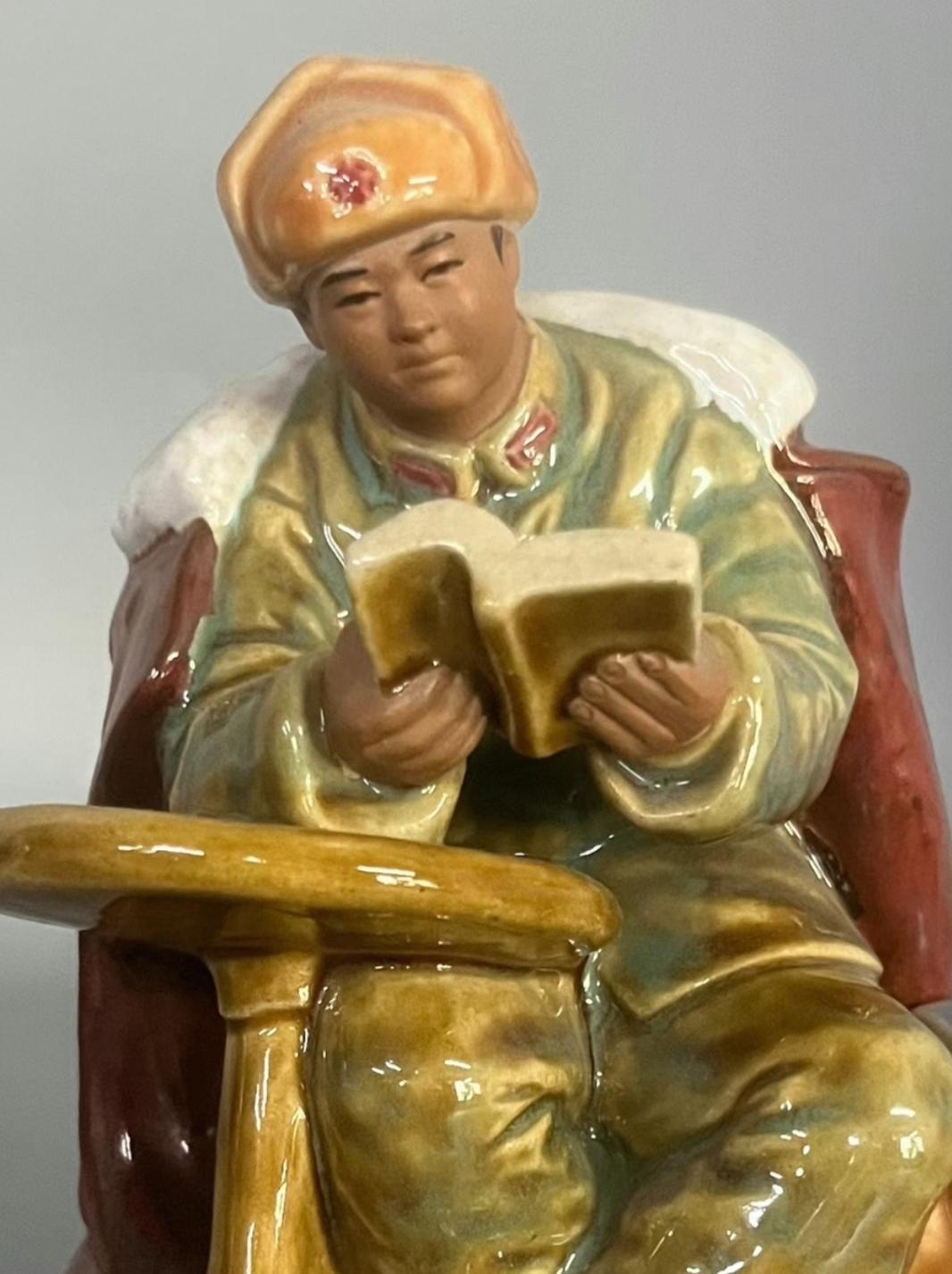 瓷器雷锋像，这可是很有意义的物件。它把雷锋的形象以瓷器这种传统艺术形式展现出来，