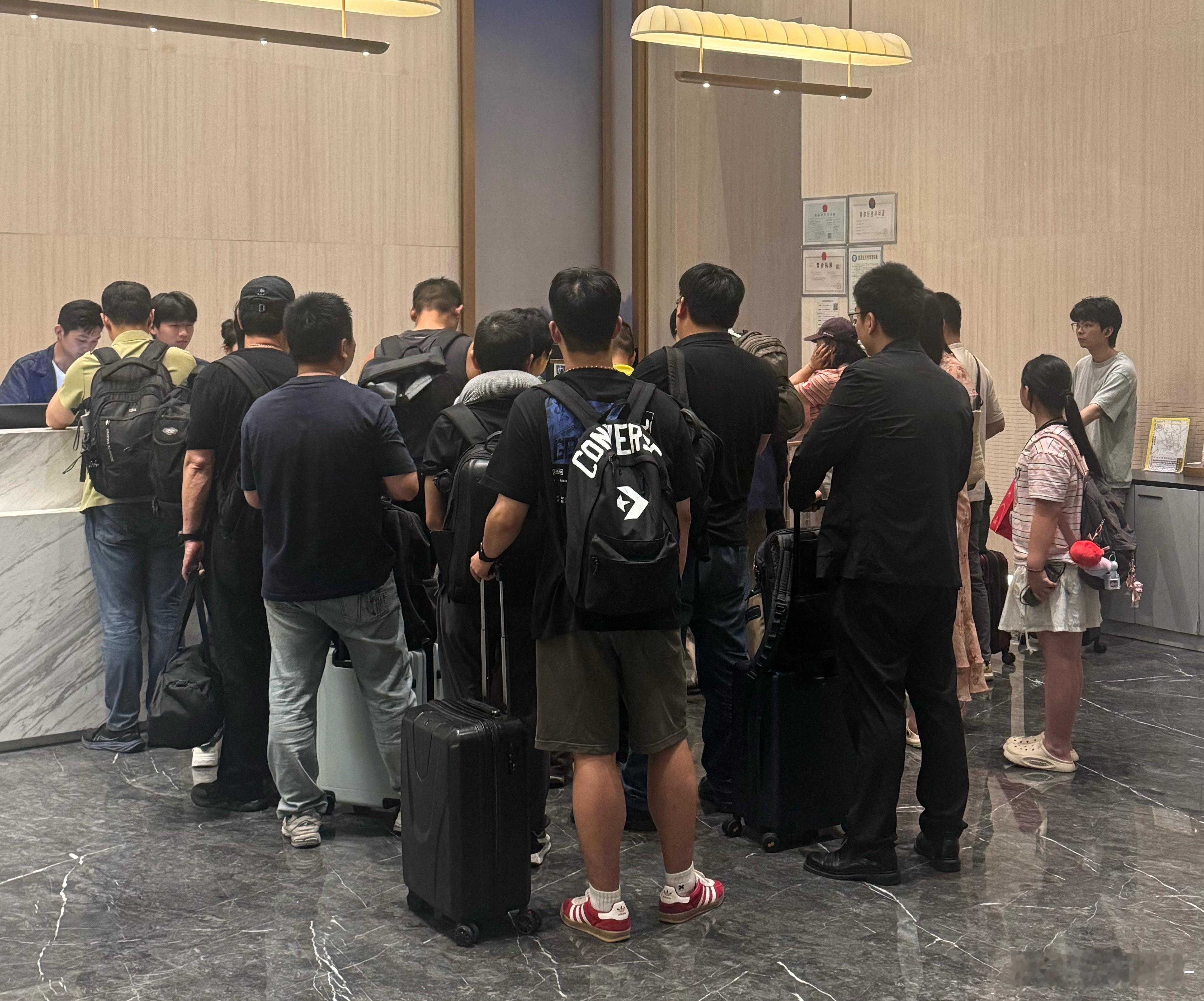 兄弟们你们都不知道昨晚发生了什么我们在天上盘了一个多小时 12点到的酒店 心想终