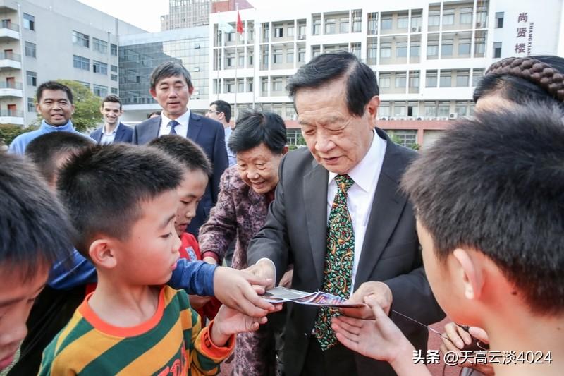 李昌钰曾拒绝日本邀请 李昌钰拒绝日本邀请这事，真的太让人敬佩了！他可是国际知名的