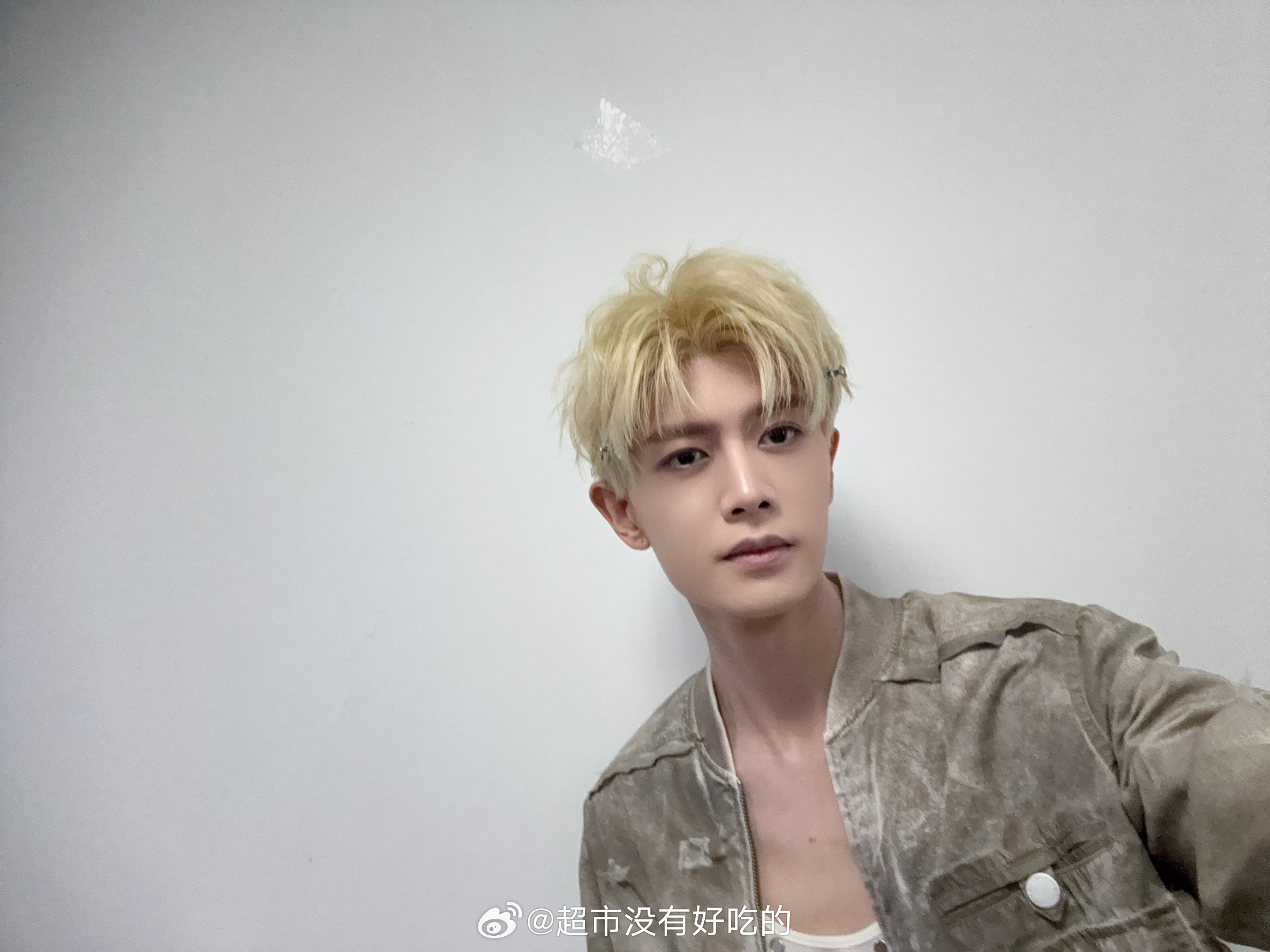 任嘉伦金发营业 帅哥明天演出顺利[来抱抱] ​​​