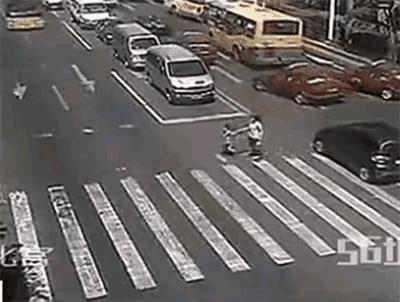 谁之责？
这样的母亲实在是太可恶？是啊！闯红灯在先，是违规行为，需要担责，接受惩