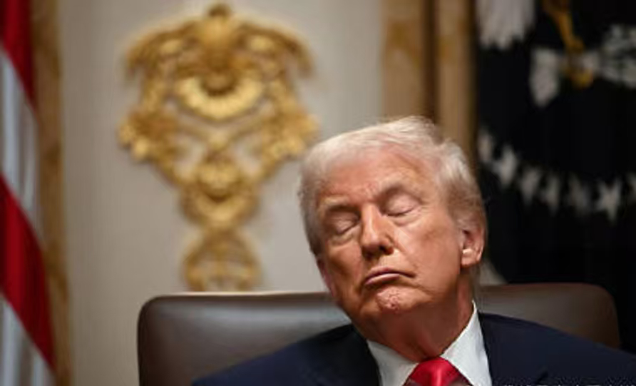 搞笑内涵图 特朗普这是身体不行了，还是晚上玩手机太久了