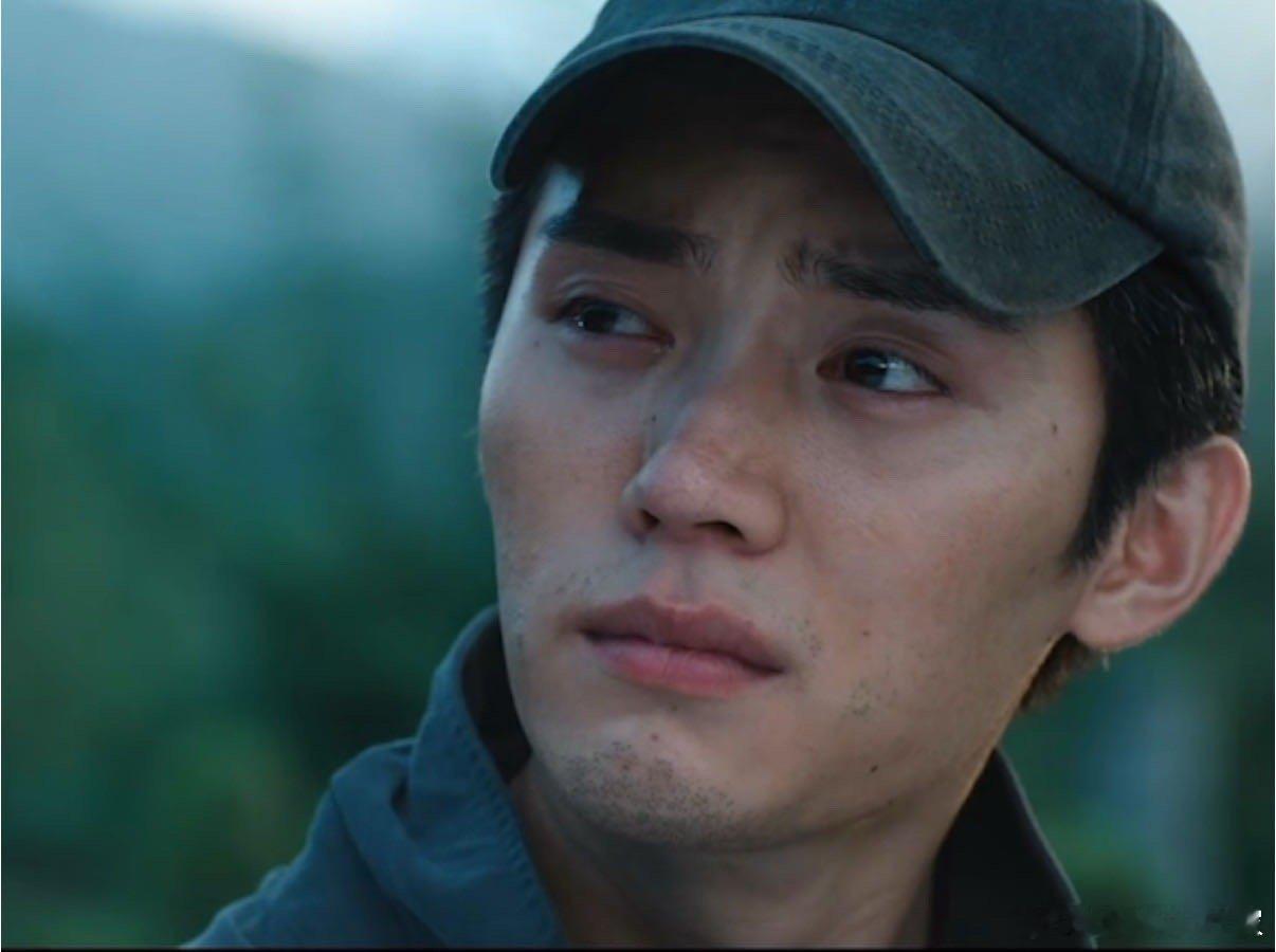 周翊然果郡王 看剧的时候猛地一瞧，周翊然这截图真像果郡王，都是深情挂的人设，难不