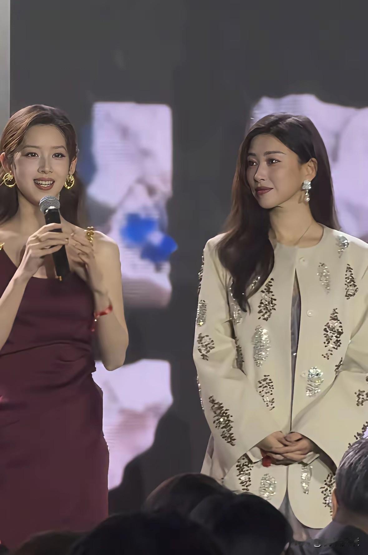 都说朱珠风姿绰约，具有国际巨星风范，
然而在气质方面，
章泽天已经超出了朱珠。