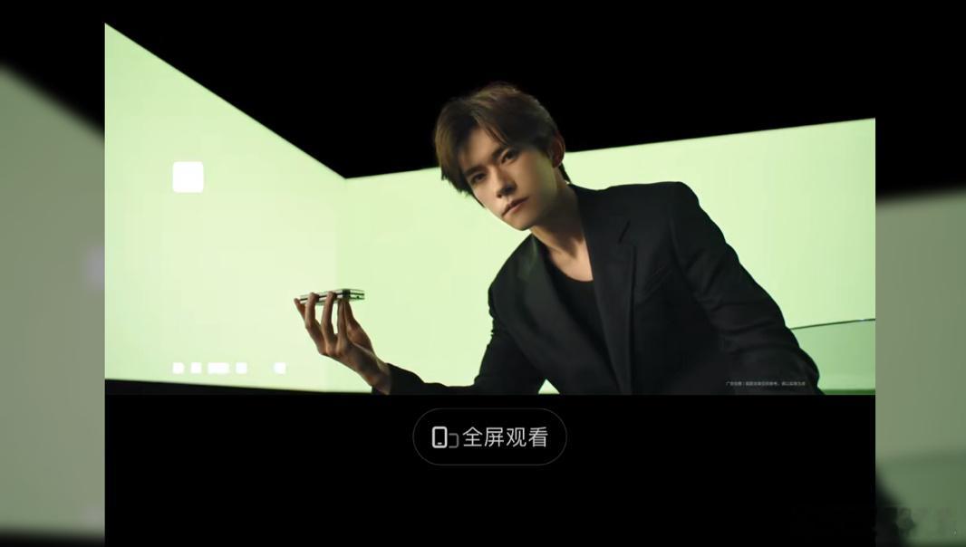 #易烊千玺黑色西装大片# 好帅气！易烊千玺帅气西装照再加一！ ​​​