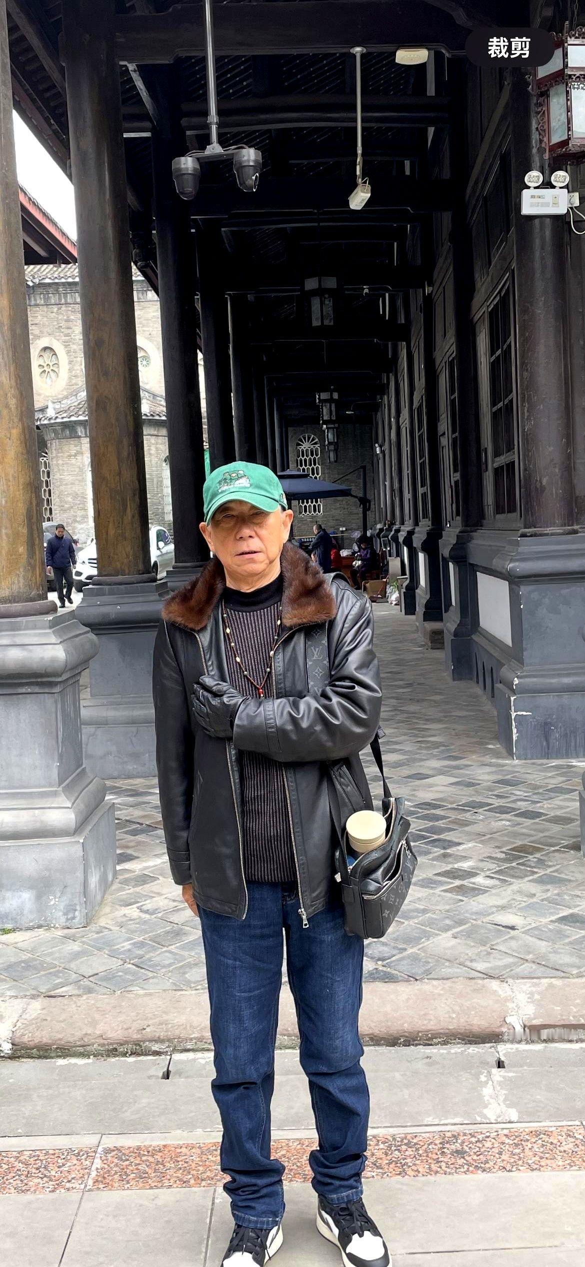 这几年，全国各地的自媒体记者纷纷报道罗忠国与北京张哥的关系。
这下可好，导演们都