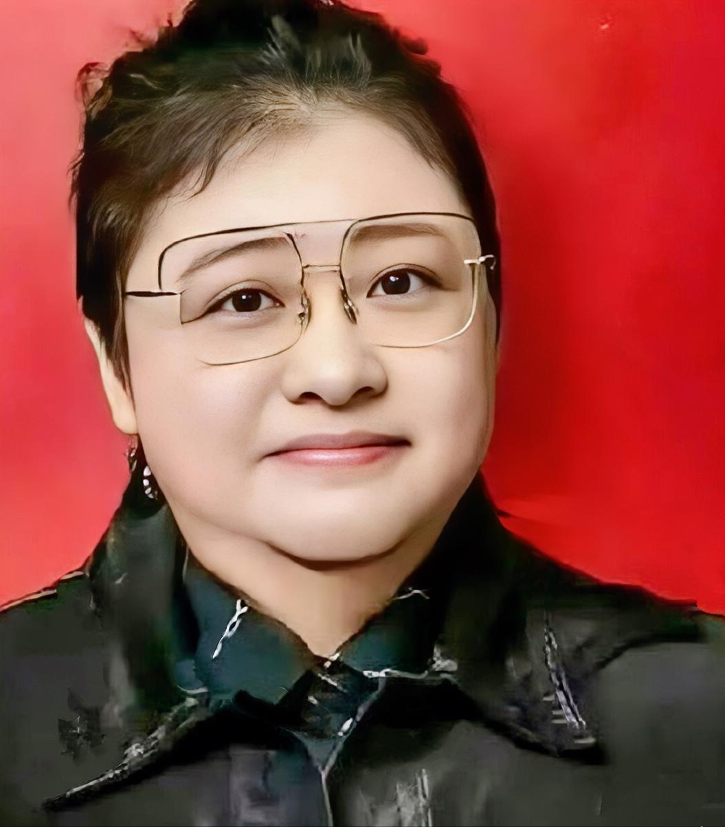 韩红曾坦言年轻时是校花，不少人起初都难以置信，直到曝光她十八岁军装旧照，才知道她