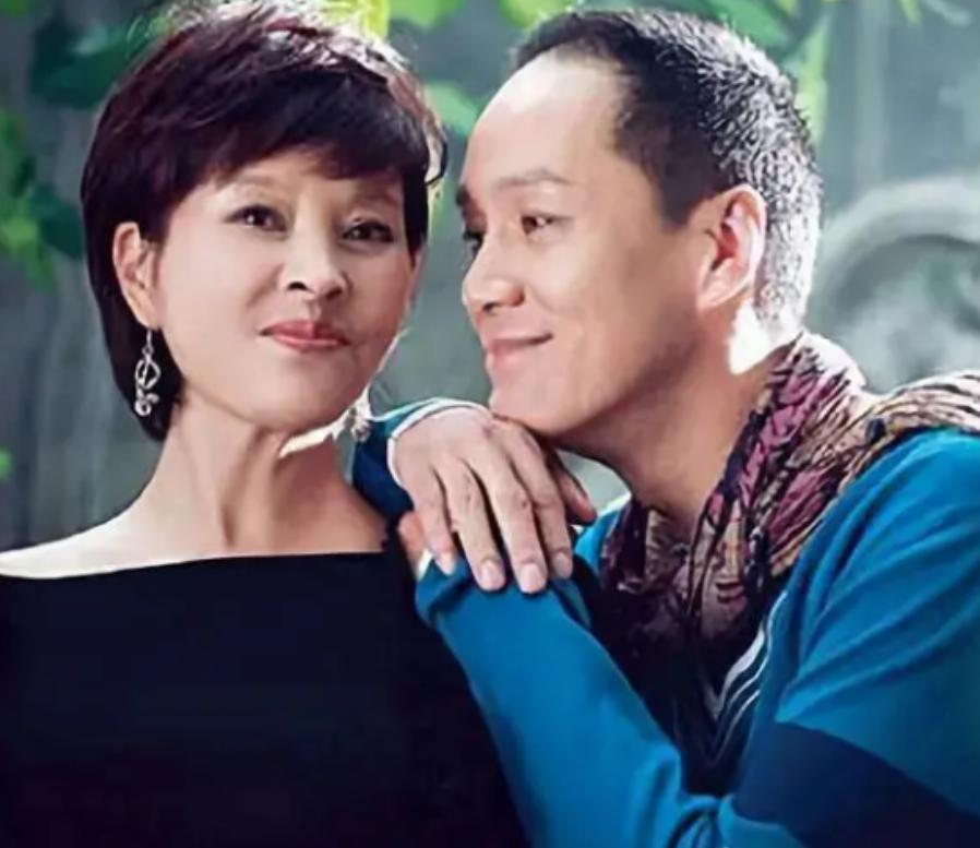 一次，冯远征带着老婆梁丹妮参加聚会。他的朋友十分无礼地说道：“远征，下次别带你老