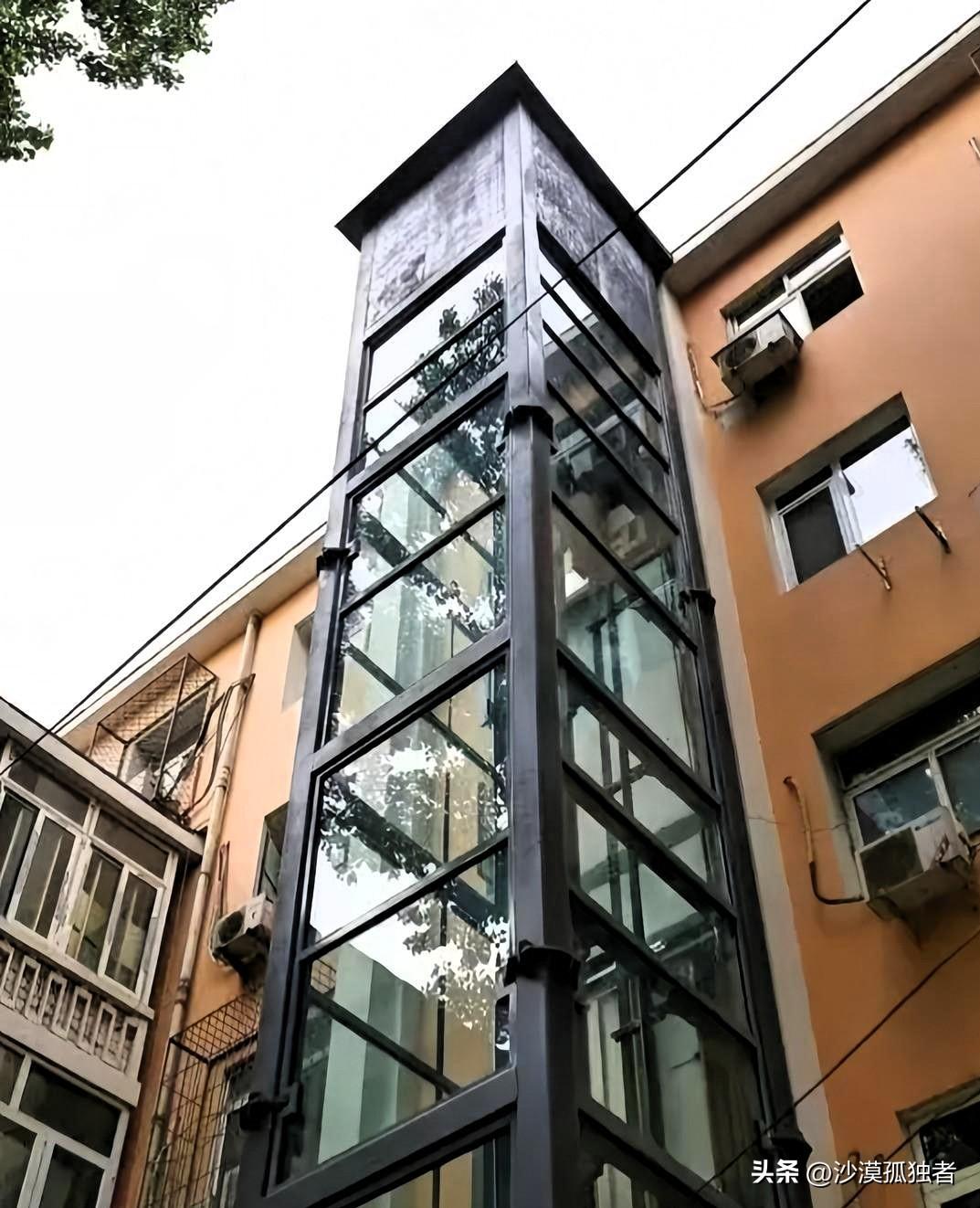 白嫖不成，身败名裂！2015年，福建厦门一小区加装电梯，家住8楼的大妈嫌8万贵死