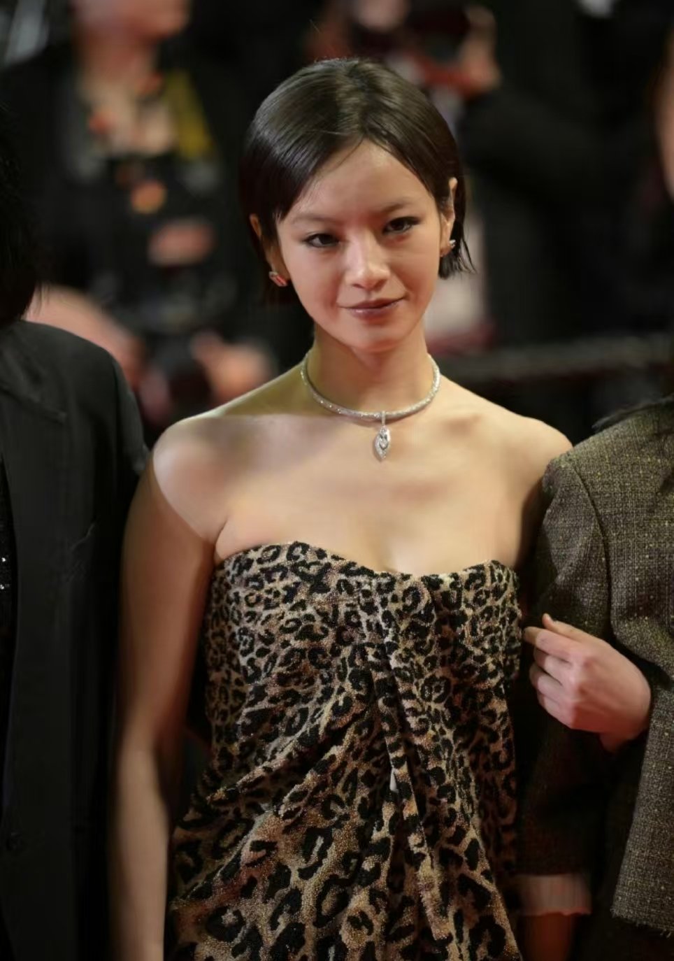 李庚希戛纳电影节生图李庚希戛纳豹纹烟熏妆造型李庚希戛纳豹纹烟熏妆造型 