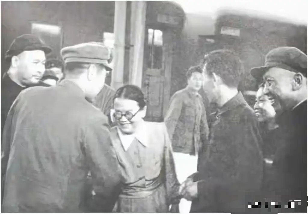 1953年，徐海东将军等在大连火车站为周恩来总理送行时的照片。 