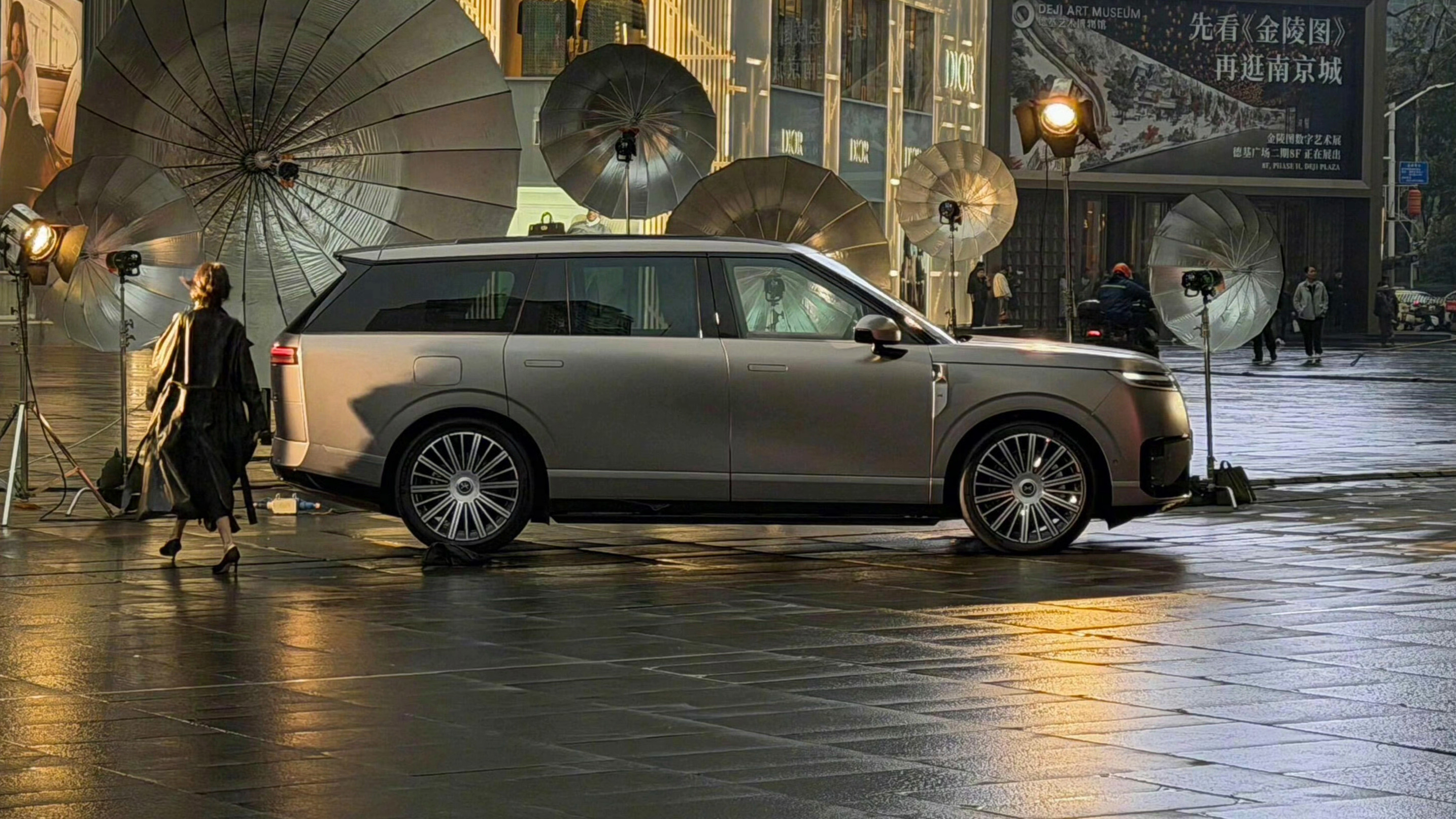 这真的太像揽胜了...尤其这个配色