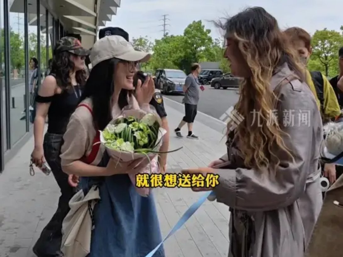 锤娜丽莎李川也逃不过蒜薹河南人开始送蒜薹花了谁能想到平平无奇的蒜薹，被河南人做成