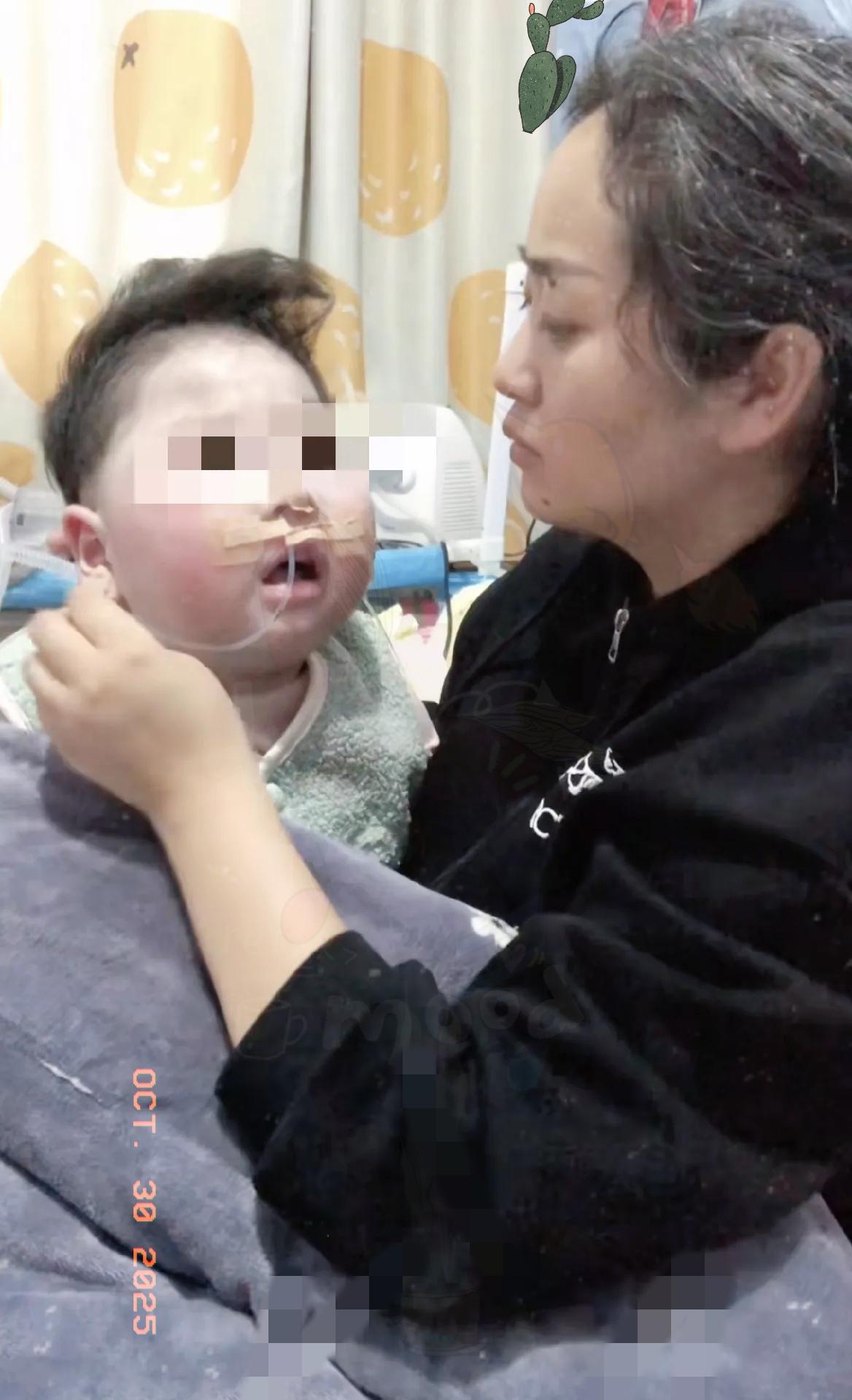 谁看橘宝妈妈亲吻墓碑的样子能不心疼啊？孩子走前一晚托梦说“太累了想休息”，梦里健