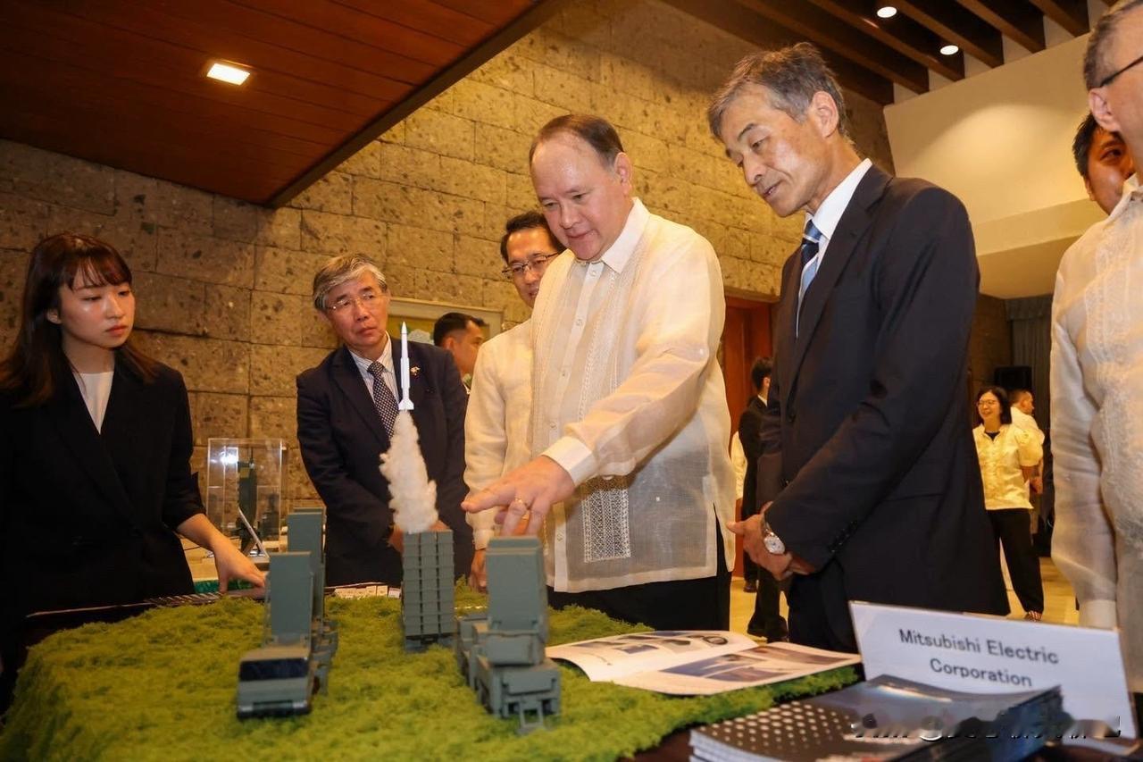 日本回到了马尼拉，这次是来卖导弹的。
在自卫队成立72周年的防务展示活动上，三菱