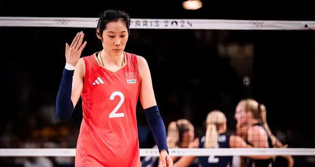 #中国女排战胜美国队#王者归来！朱婷重返奥运砍17分+决胜局一锤定音，观众举2号