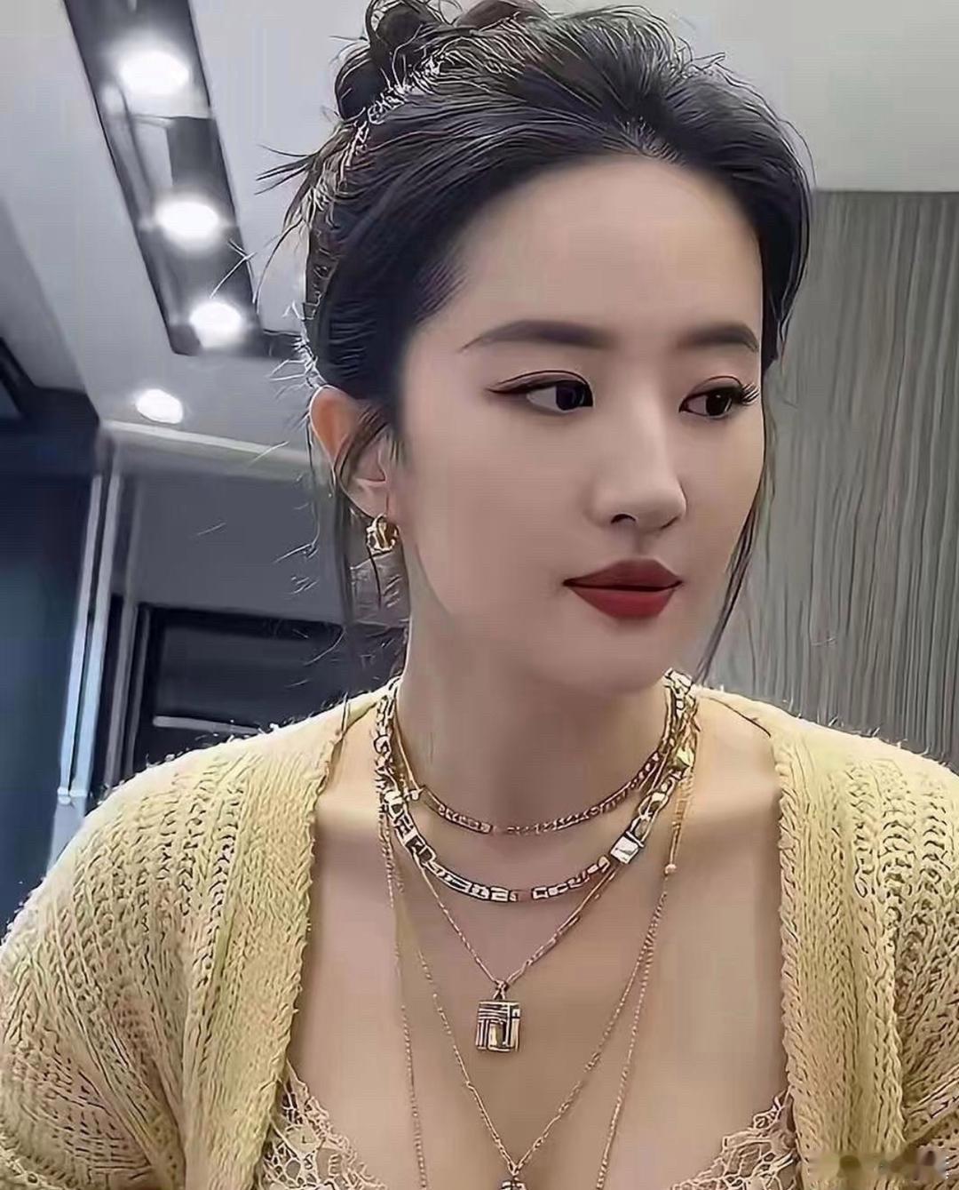 刘亦菲真的让人很奇怪，明明都快四十岁的人了，皮肤差，身材下垂，发福这些。不但一点