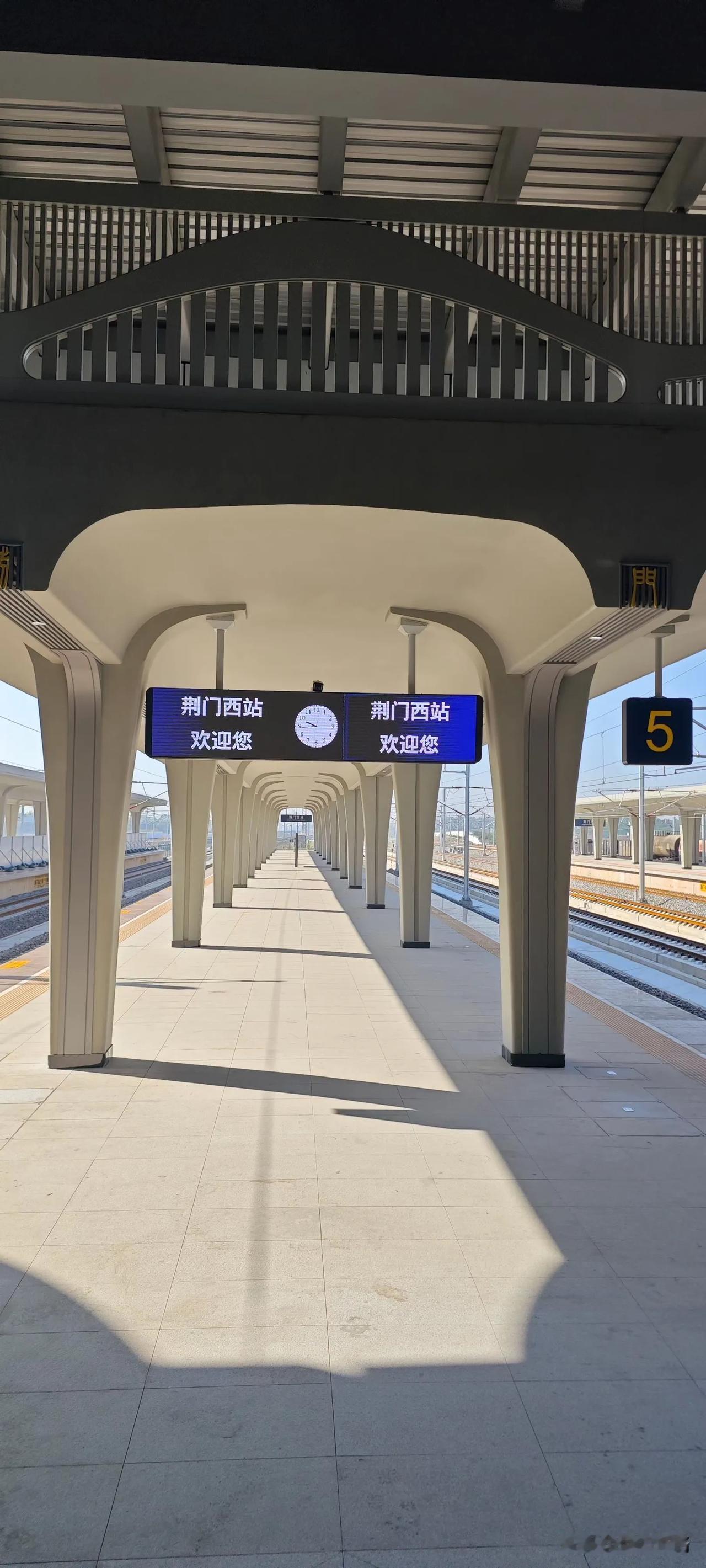 铁路资讯：湖北即将解锁"绕圈跑"高铁新玩法湖北高铁环线 武汉动车游 总要来次武汉