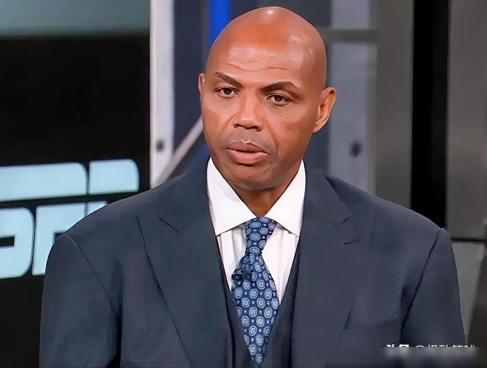 巴克利一句“湖人不是争冠球队”，直接捅破了老詹那层窗户纸。勒布朗年薪五千多万，可