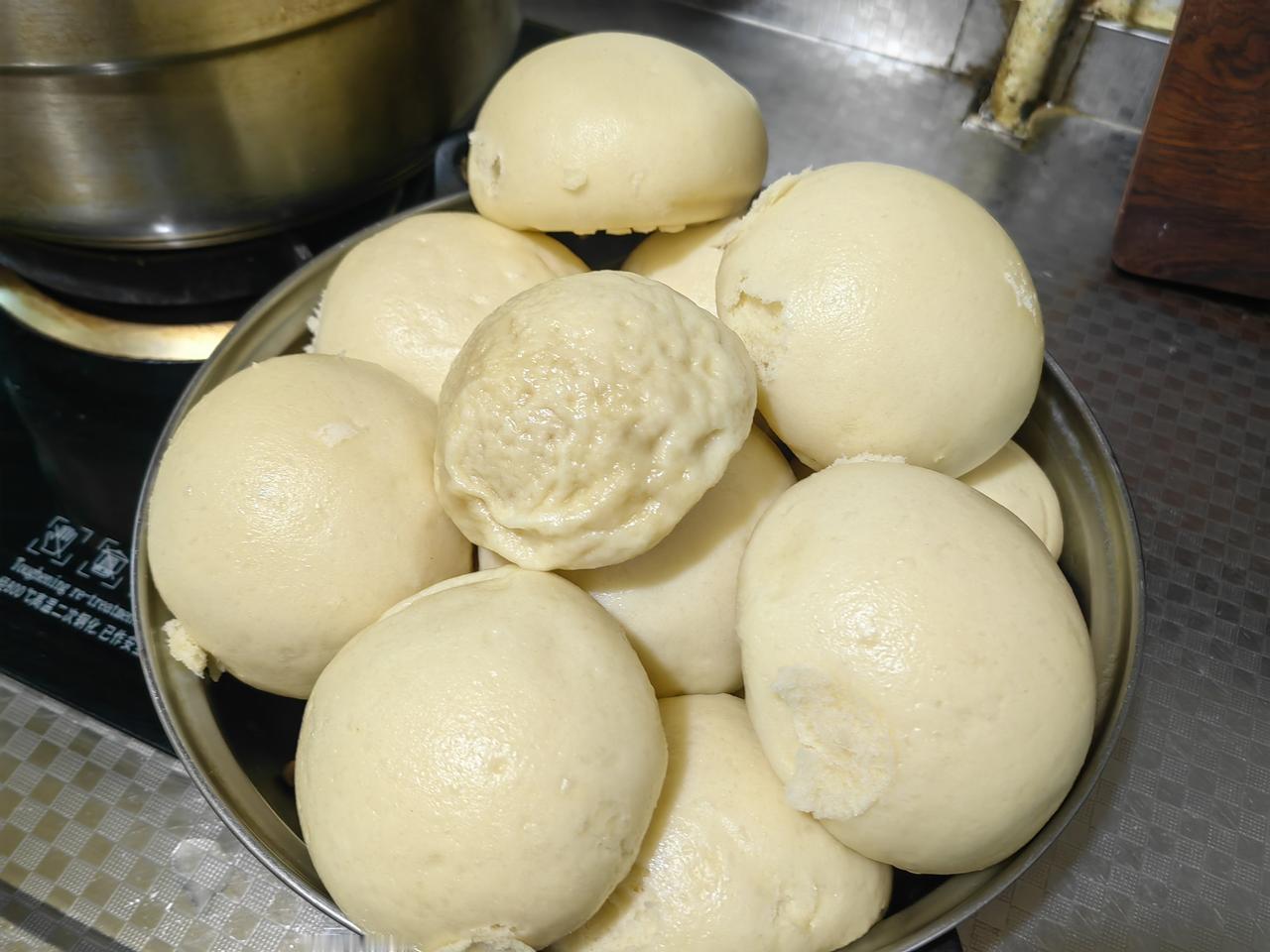 今天晚上老聂蒸了一锅馒头，当掀开锅盖的时候，出现了令人惊讶的一幕。
整锅馒头里出