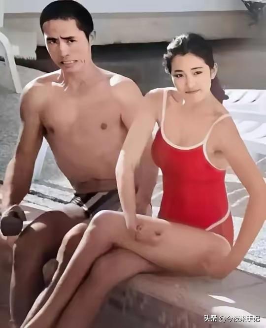 1988年，23岁巩俐和38岁张艺谋泳池边的照片，这一幕相当滑稽可笑。镜头下分别