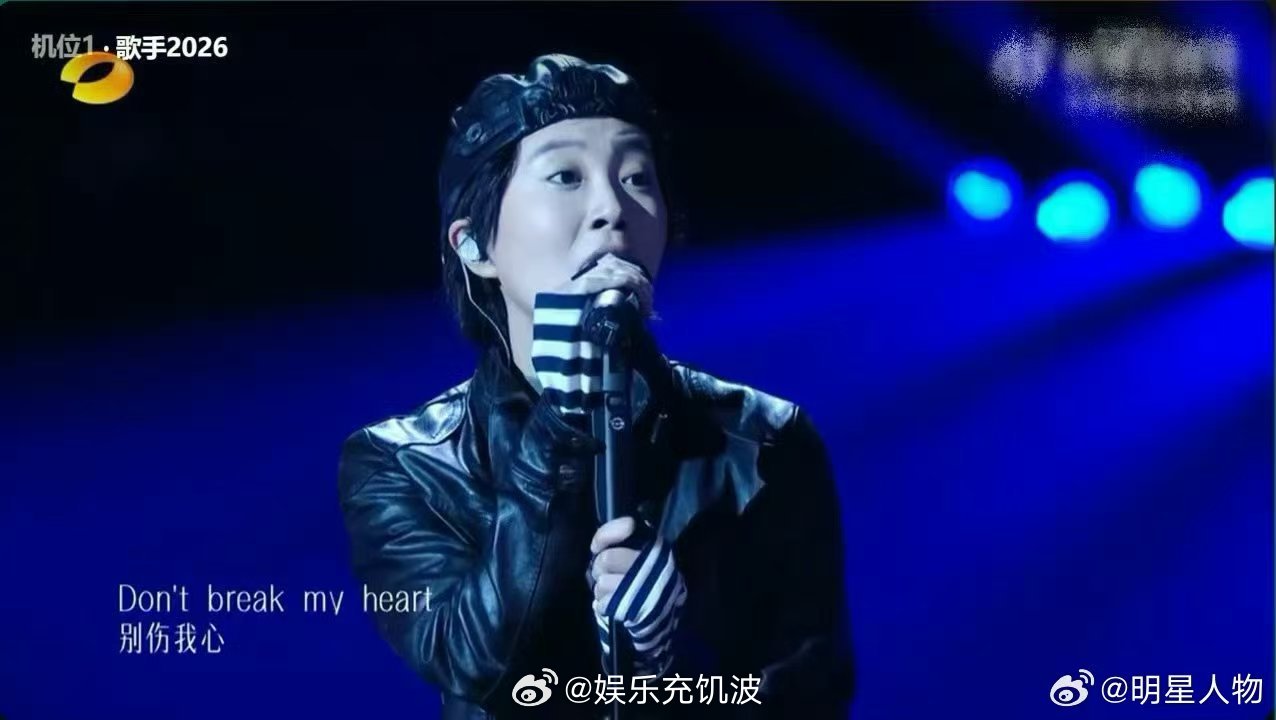 歌手直播窦靖童把窦颖摇来了给窦靖童唱和声的是窦颖 嗓音有着熟悉的风格印记，窦靖童