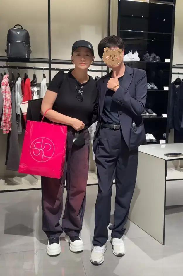 64岁宋丹丹逛奢侈品店，退休多年巨星风采不减，三位店员围着合影 ​​​