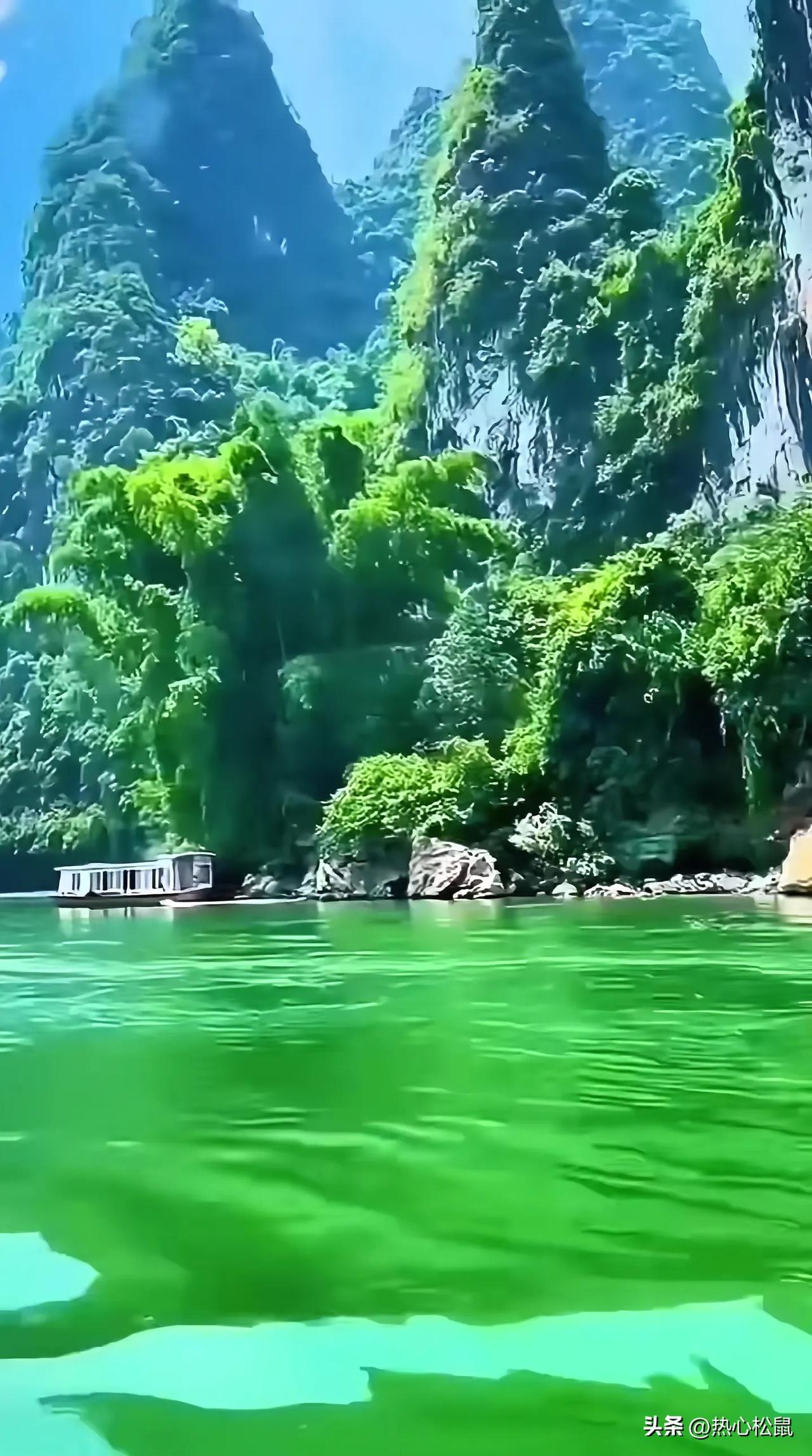 碧波荡漾，青山绿水，世外桃源般的仙境。