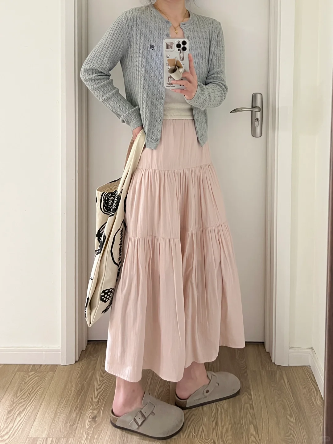 早春韩系温柔｜灰针织开衫+米杏背心+粉半裙