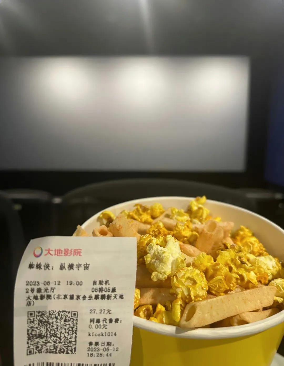 东方甄选YoYo在社交媒体平台发文：1. 没赶上电影，电影院竟然给延后一场看
2