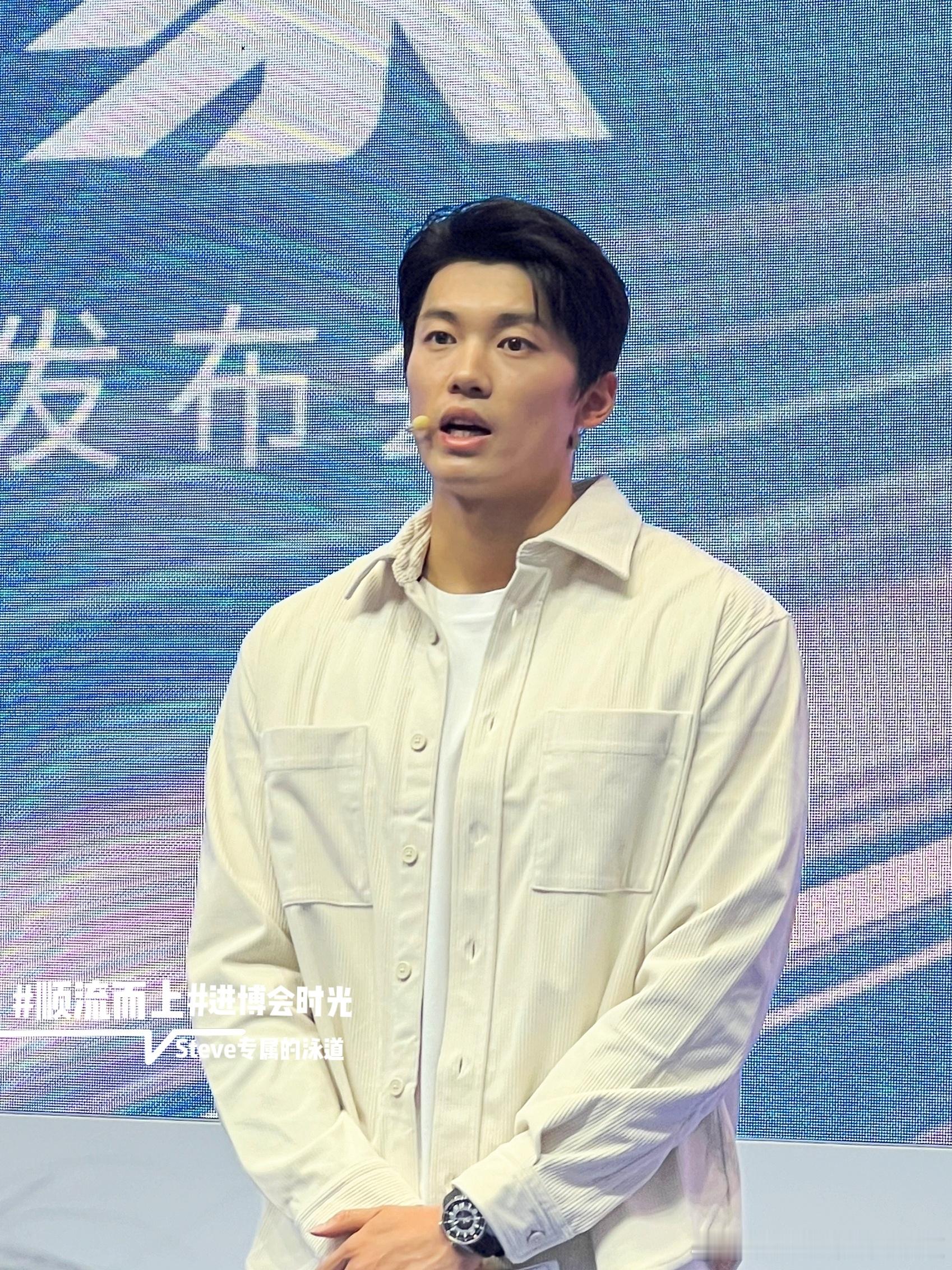#汪顺[超话]#[全力以赴]#顺流而上# [彩虹屁] 前后左右，进博会里的“多面