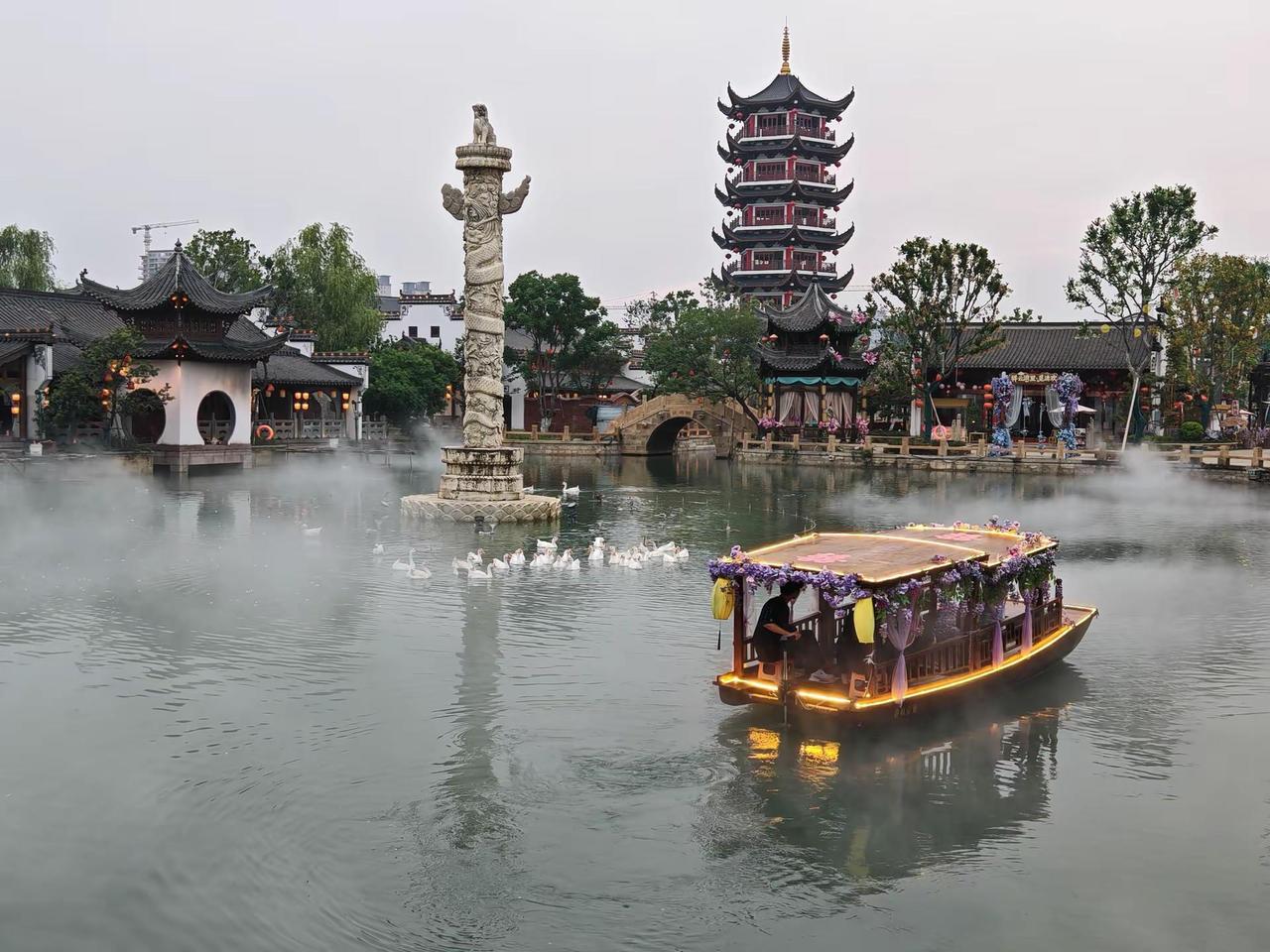 祥云湾把江南水乡的诗意藏在古建水巷间。云梦祥云湾文旅景区内的中国古建九派园，以“