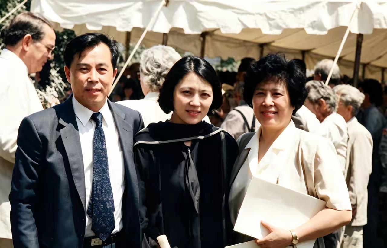 这是1986年海南高考文科状元邹姬在国外大学毕业时与亲人在毕业典礼上。中间的邹姬