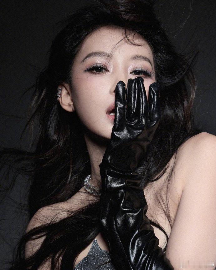 孙怡命运的回旋镖击中自己别人是争取队长，孙怡是逃离队长，可最后还是没跑掉，剧情走