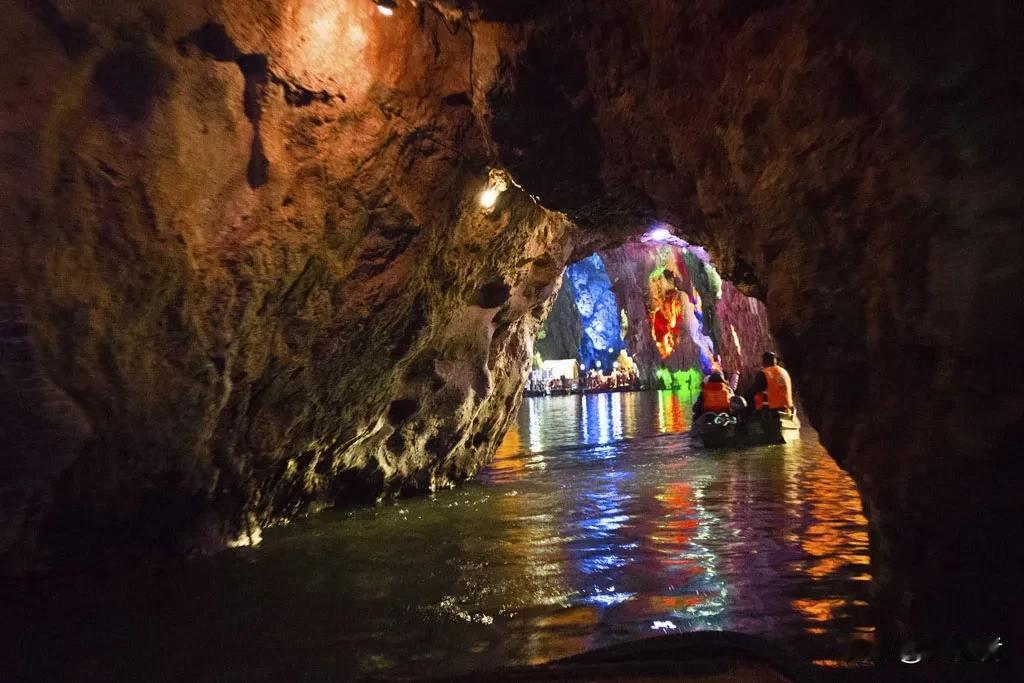 “天下溶洞数贵州，水上溶洞看龙宫”，由地下暗河形成的水溶洞是龙宫的核心景观。暗河