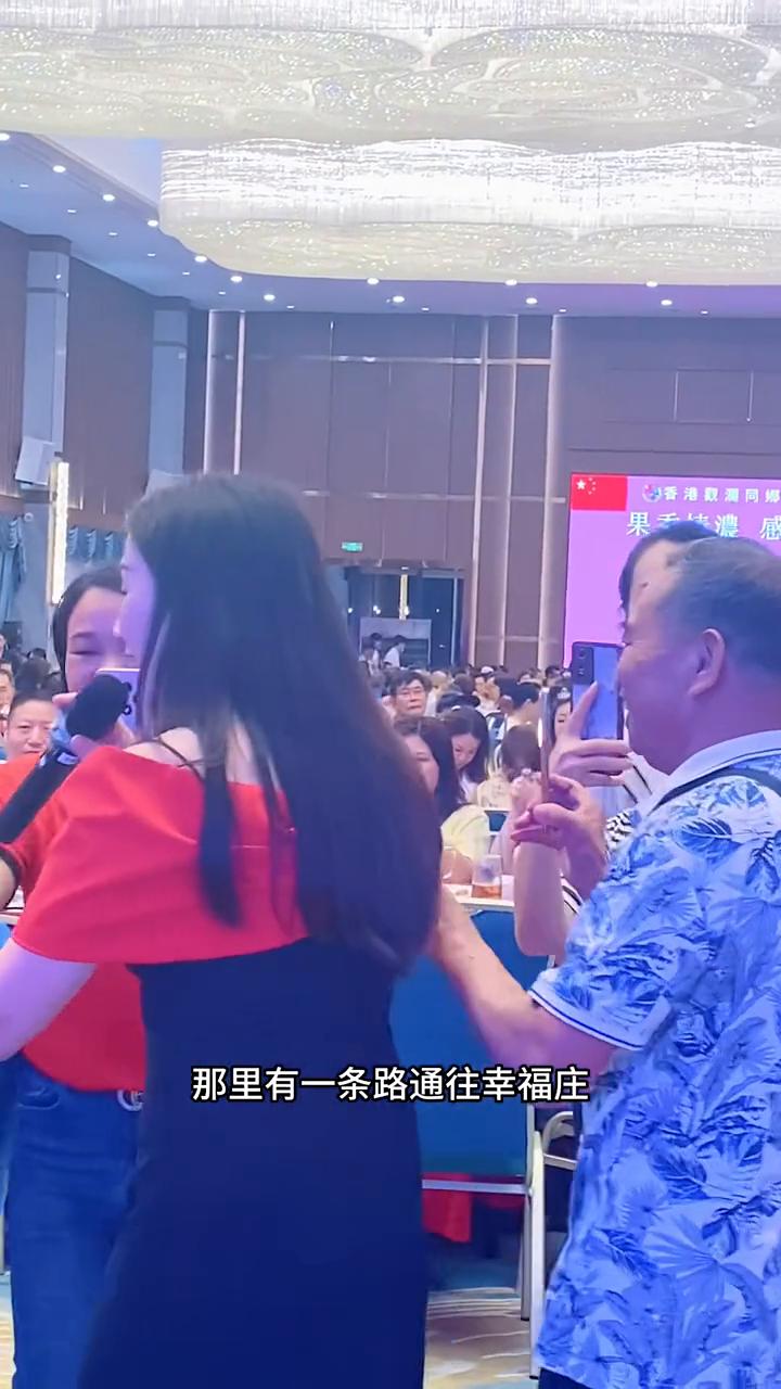 那里有一座桥搭向五洲洋，那里有一条路通往幸福庄，那里有一座山高高挺脊梁，那里有一