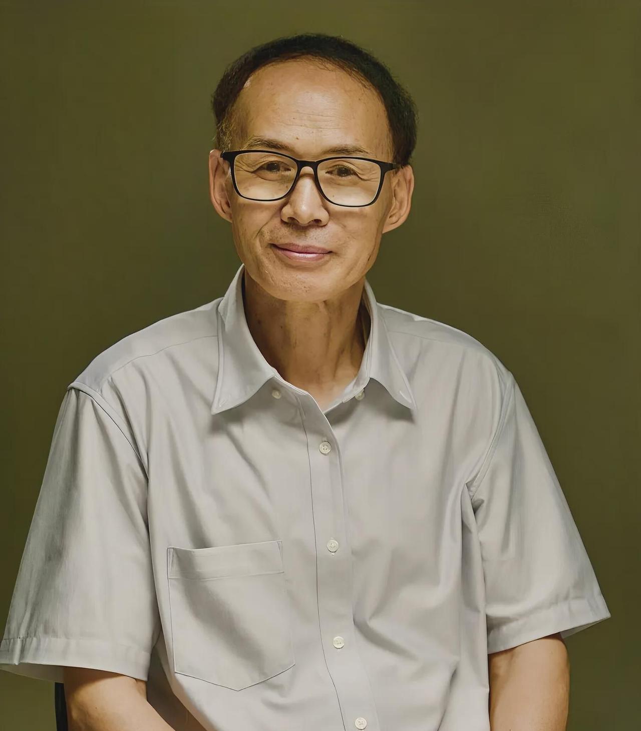复旦大学的梁永安教授说:“老了才会明白,不管你有多少钱,有多大的房,人老了,其实