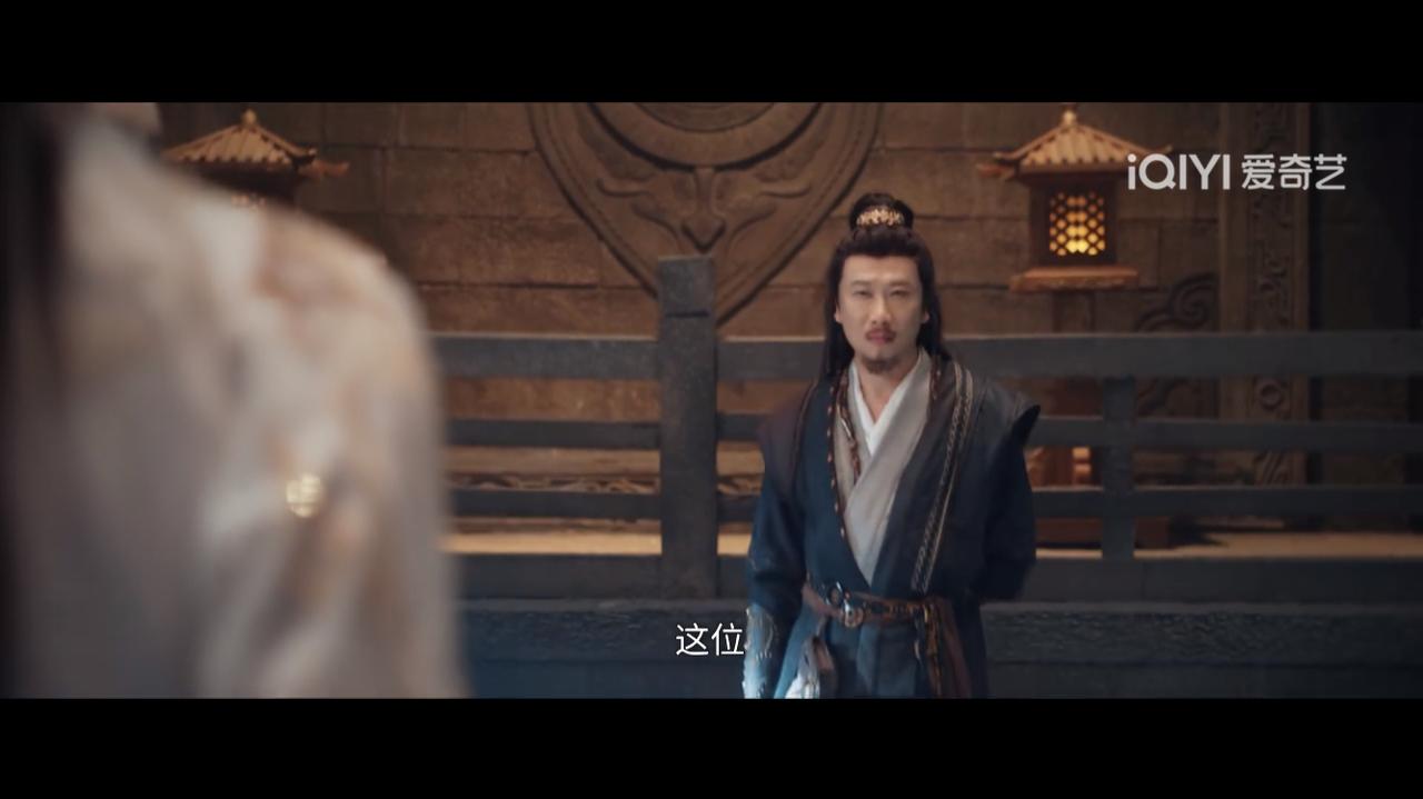 魅影神捕我觉得黎斯本人不是怀疑，而是有证据证明师傅是离罗人，就小黎斯本人说的那样