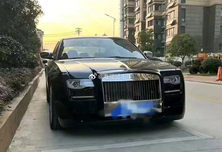 这台劳斯莱斯赶脚怪怪的~~~这车得卖多少钱啊？？？海阔试车超话 ​​​